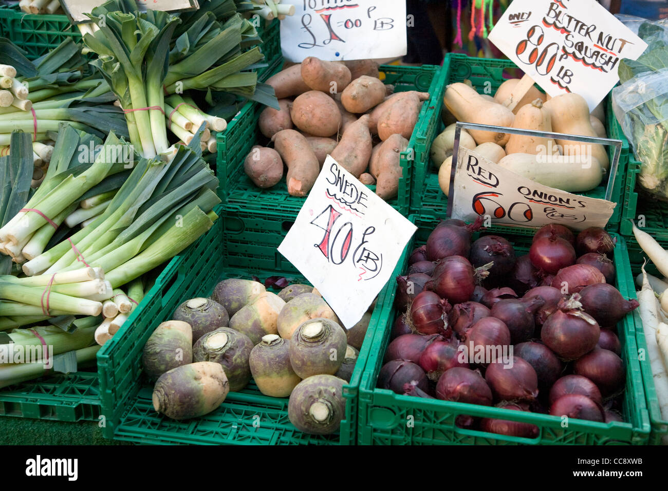 Verdure fresche in vendita sul mercato in stallo Foto Stock