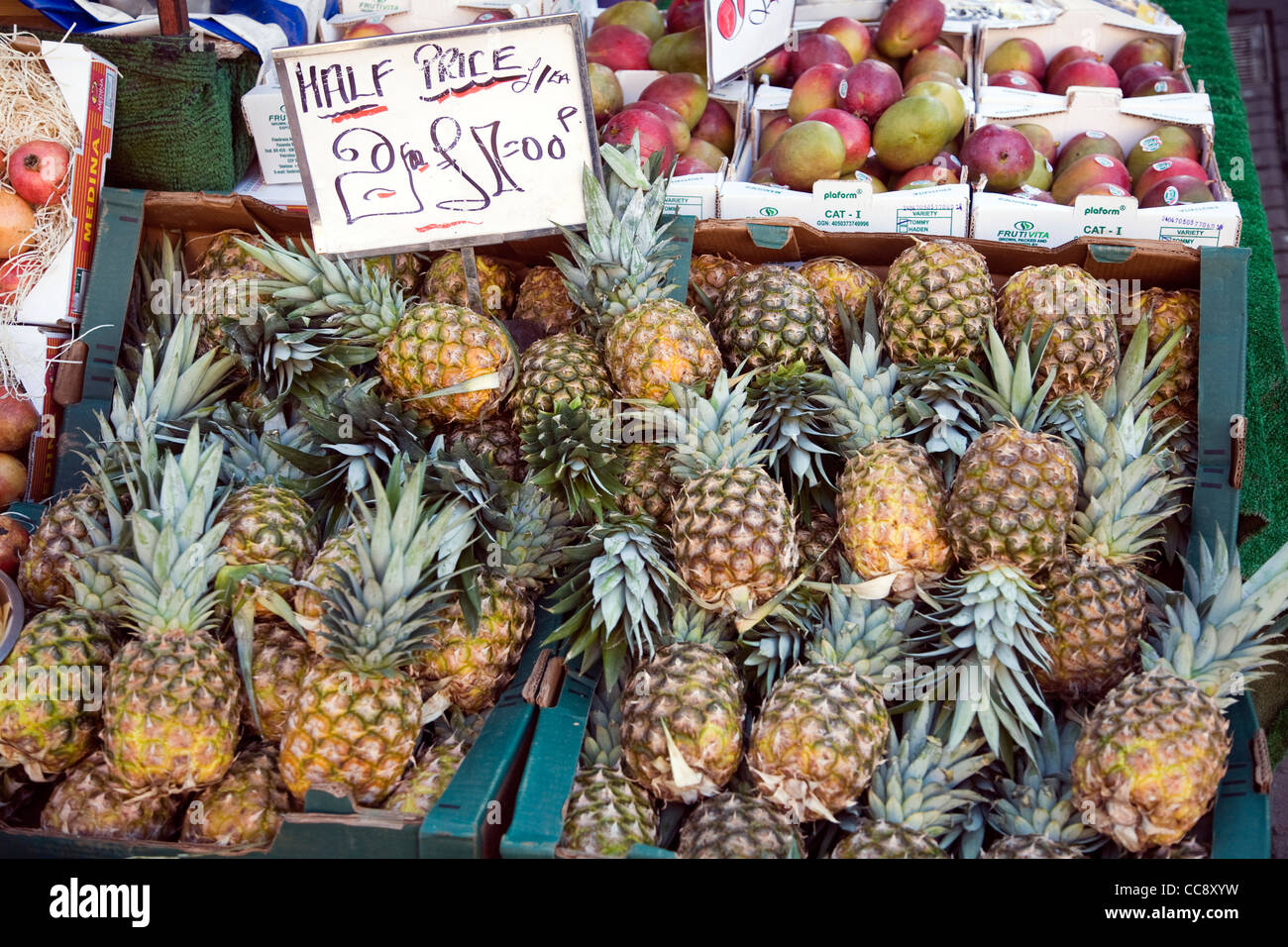 Metà prezzo prezzo Ananassi destinati alla vendita sul mercato in stallo Foto Stock
