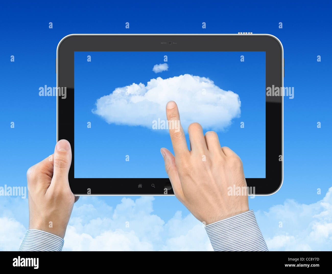 Man mano che tiene un tablet pc e toccare il cloud contro il cielo blu con nuvole. Concetto di immagine sul cloud computing tema. Foto Stock