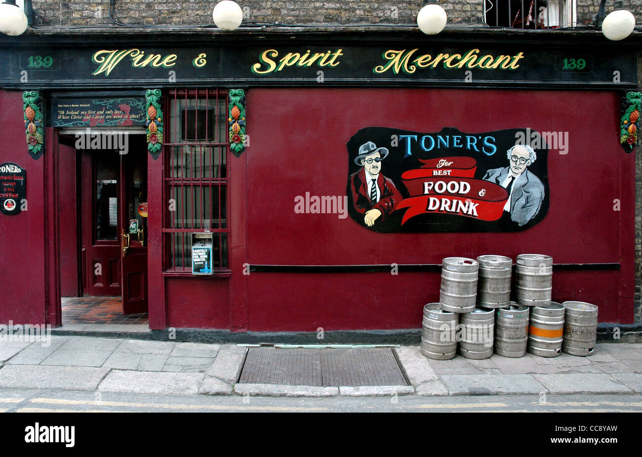 Toner Pub con murale dotata di James Joyce e Patrick Kavanagh in Dublino Merrion Row - Irlanda Foto Stock