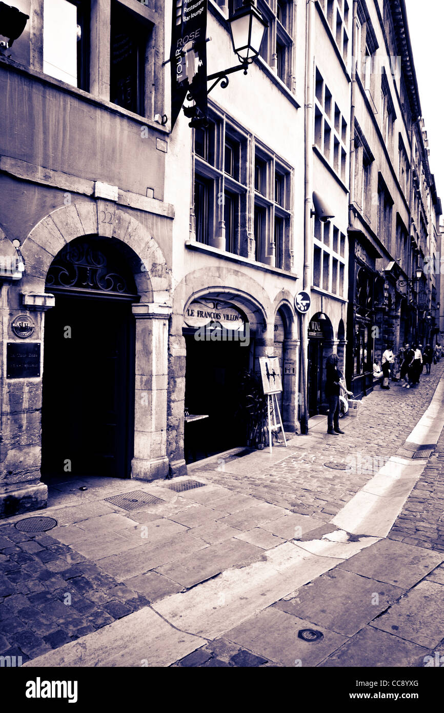 Scena di strada nella città vecchia Vieux Lyon, Francia (Patrimonio Mondiale dell'UNESCO) Foto Stock