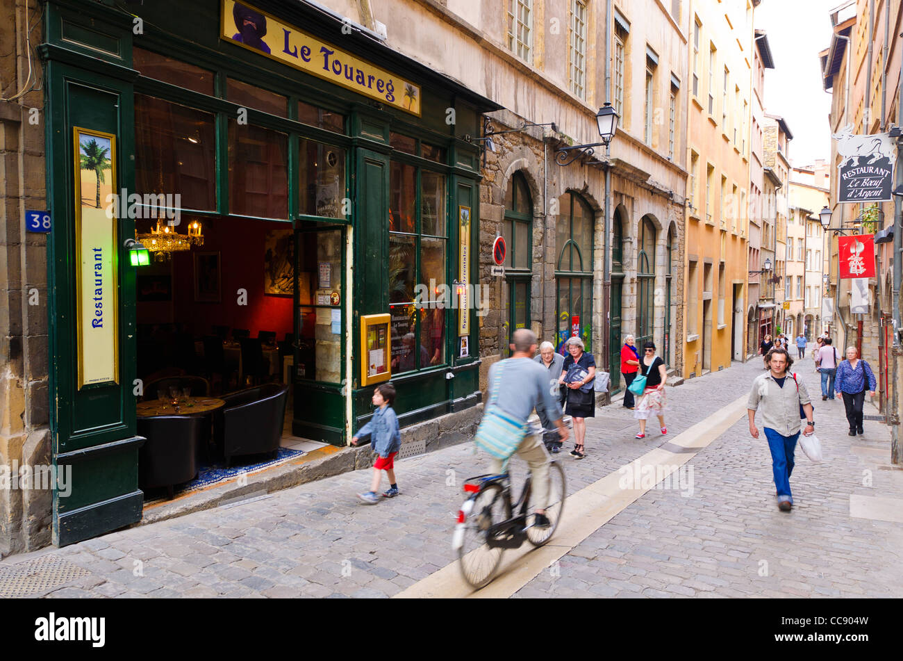 Scena di strada nella città vecchia Vieux Lyon, Francia (Patrimonio Mondiale dell'UNESCO) Foto Stock