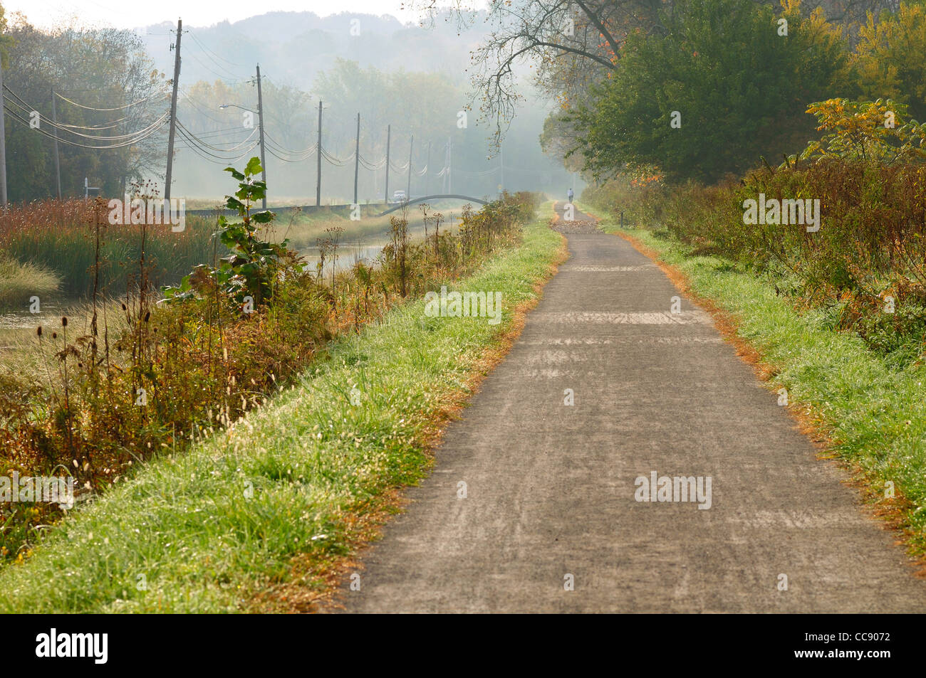 Autunno bucolica scena sulla strada alzaia sentiero del Ohio Canal vicino a Cleveland Foto Stock