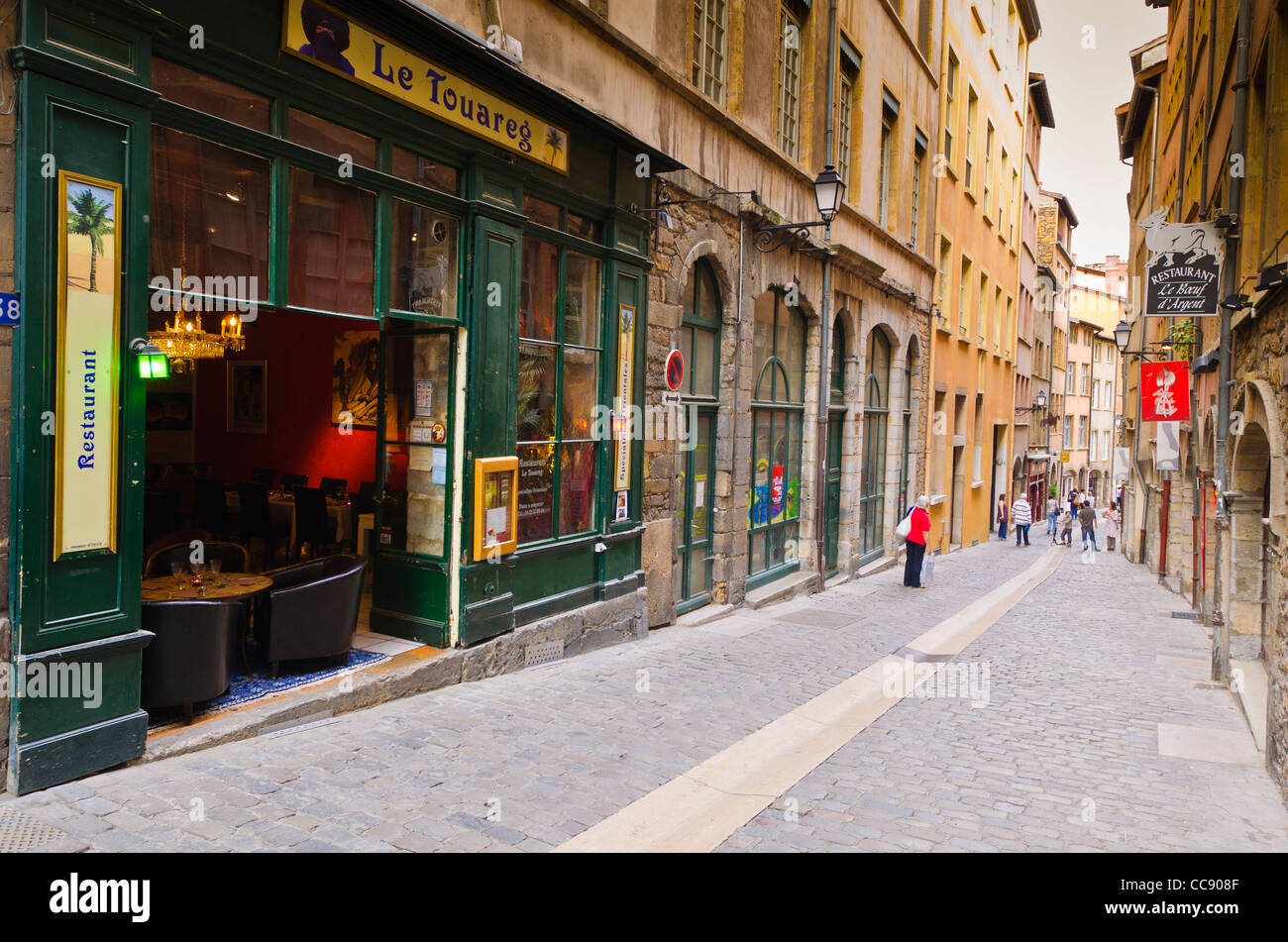 Scena di strada nella città vecchia Vieux Lyon, Francia (Patrimonio Mondiale dell'UNESCO) Foto Stock