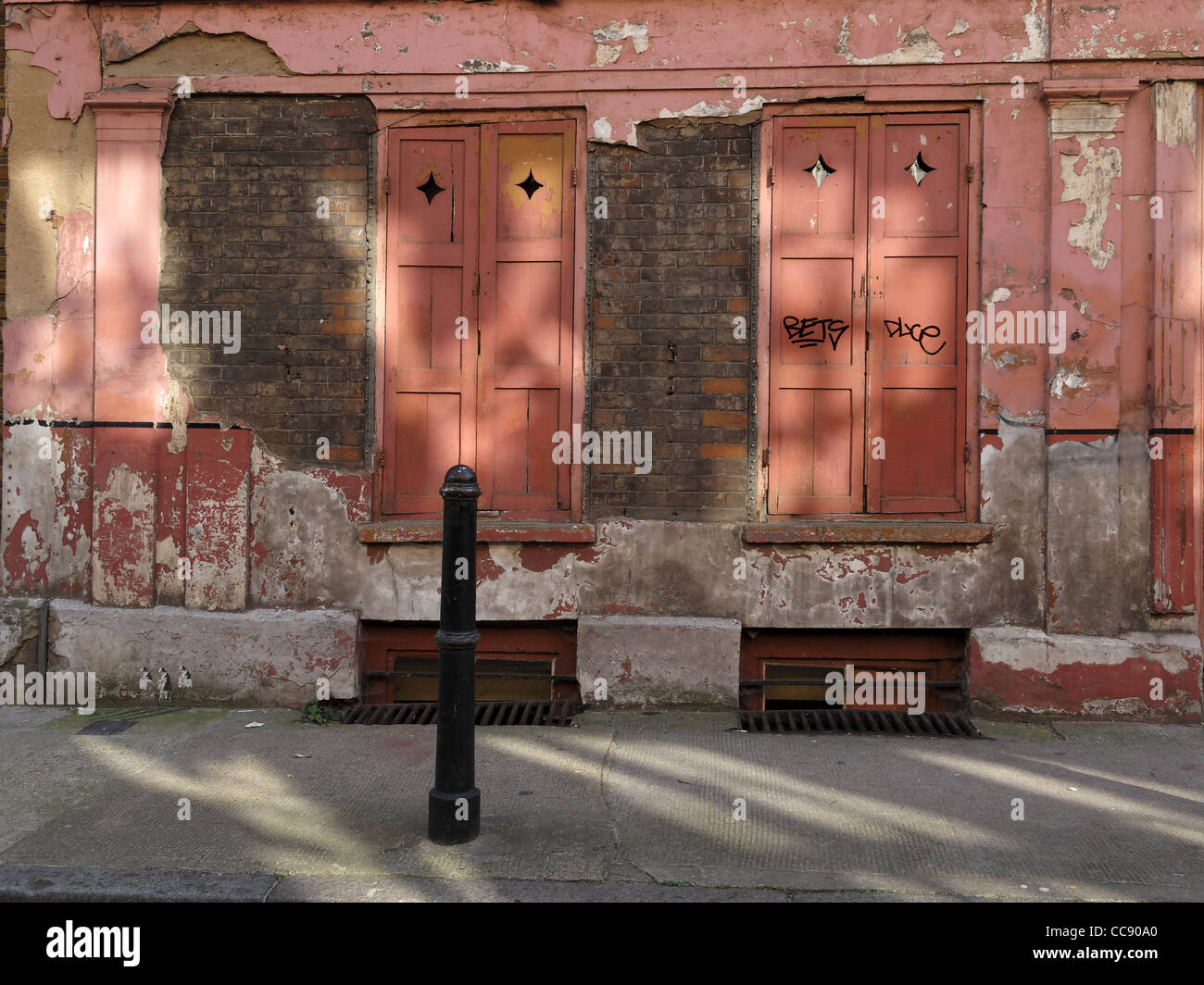 Plancia di un edificio fatiscente su Princelet St, Spitalfields, Londra, Inghilterra. Foto Stock