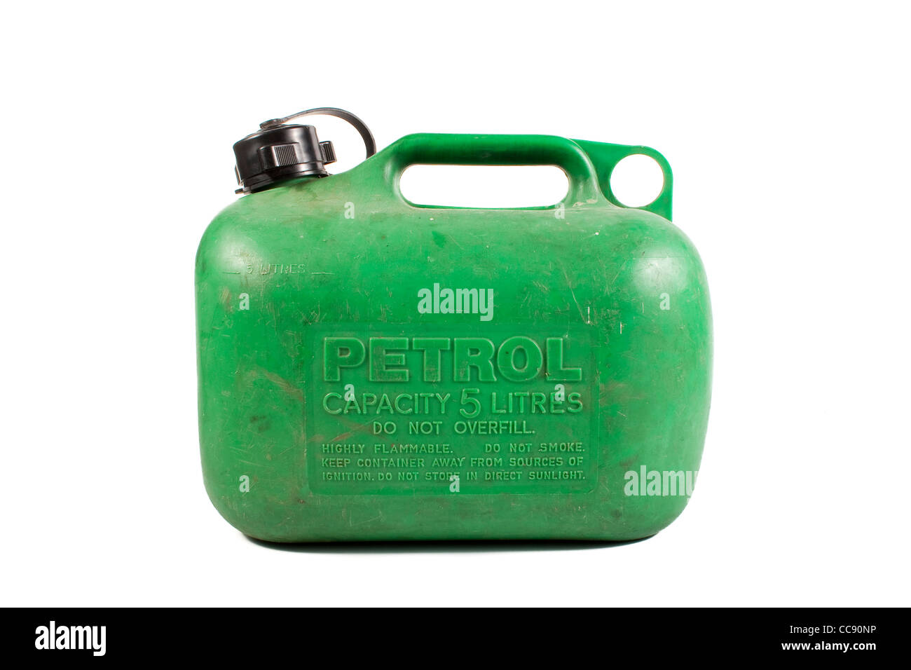 Vecchio Pozzo usato benzina verde benzina può isolati su sfondo bianco Foto Stock