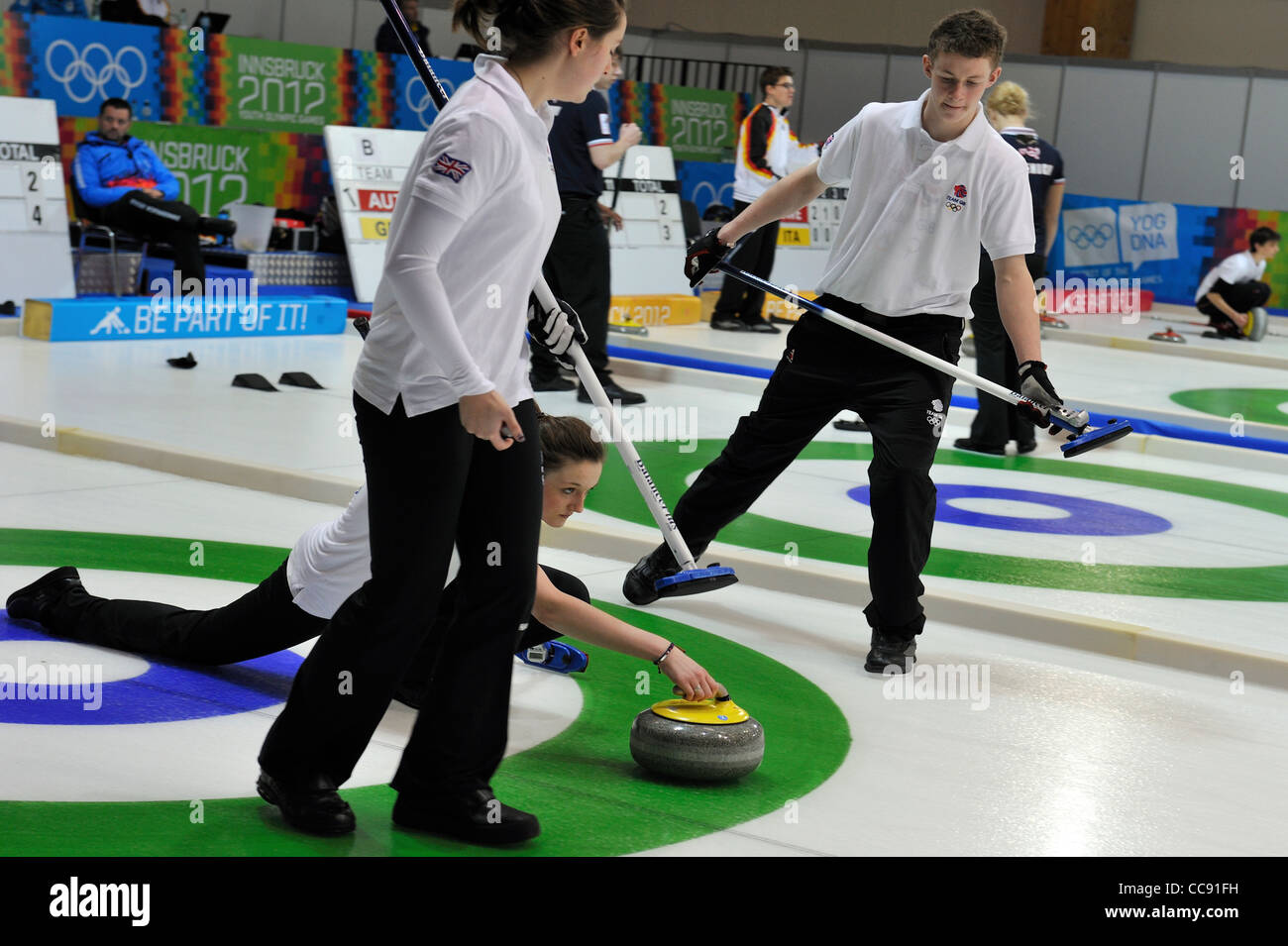 Team Gran Bretagna perdere 8-2 in Canada nel round di apertura del Curling evento presso la gioventù prima dei Giochi Olimpici Invernali Foto Stock