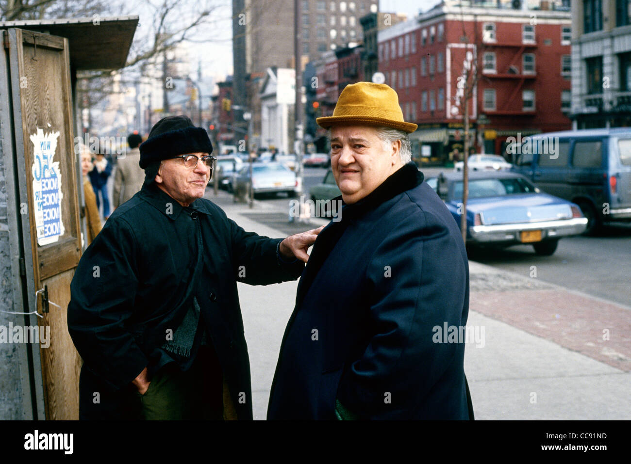 Una familiare scena di strada -nativa New Yorchesi pausa per chattare in una città street USA Foto Stock