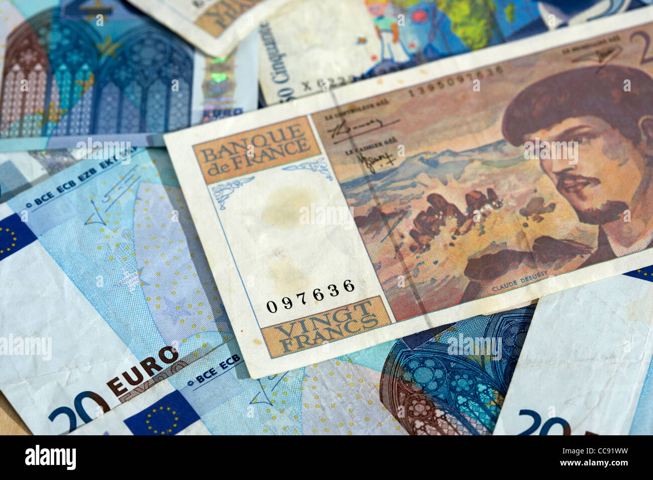Pre euro 20 franchi francesi valuta nazionale sulla pila di euro Foto Stock