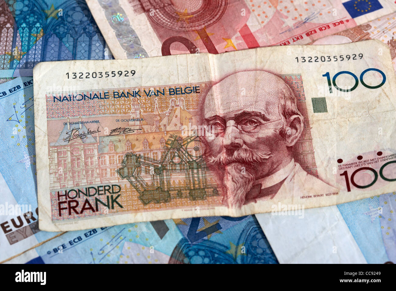 100 franchi belgi pre euro moneta nazionale sulla pila di euro Foto Stock
