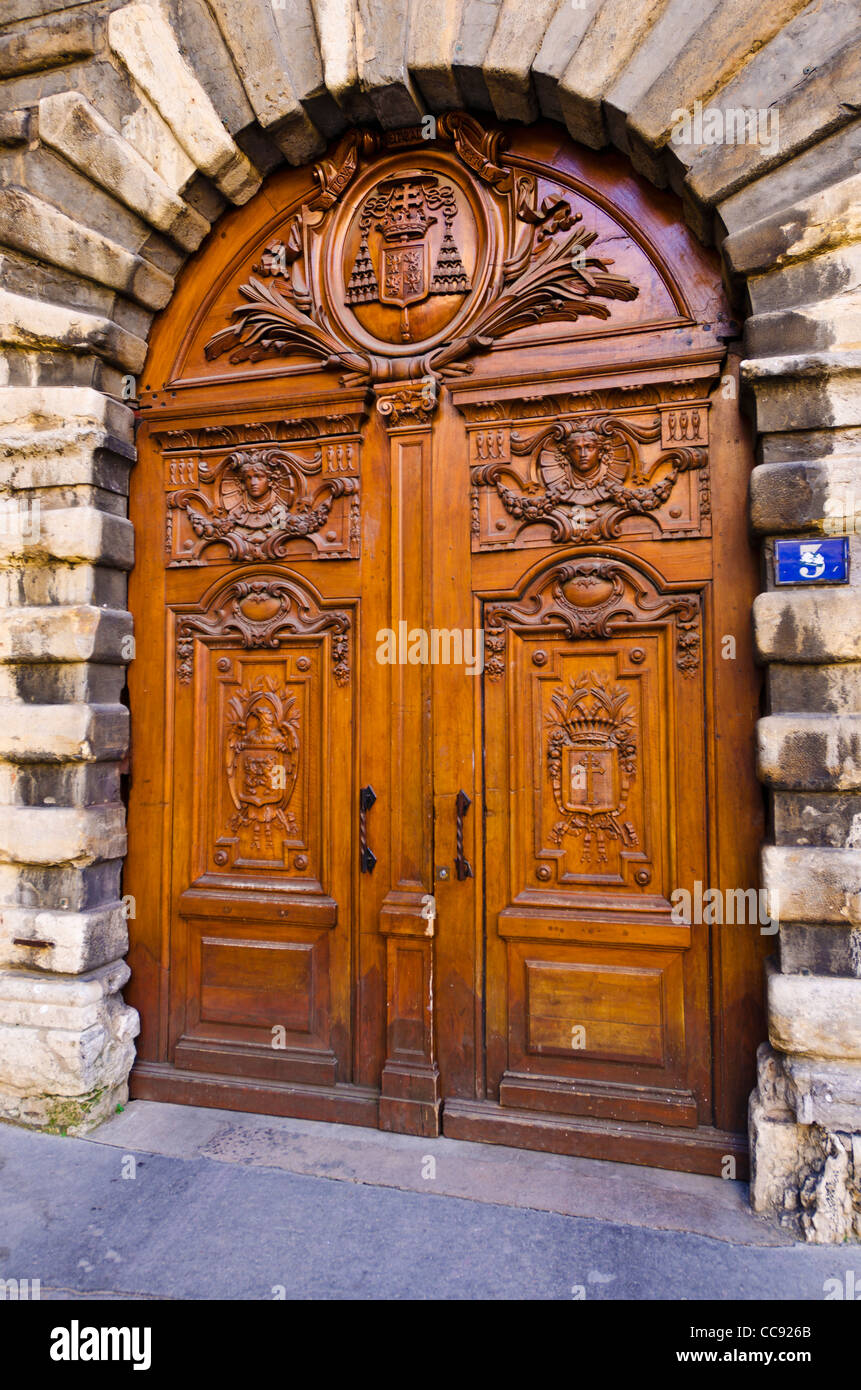 Porta di legno incisa nella città vecchia Vieux Lyon, Francia (Patrimonio Mondiale dell'UNESCO) Foto Stock