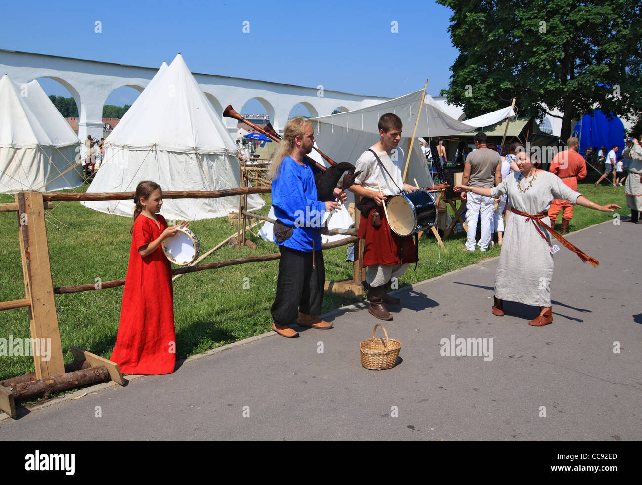 NOVGOROD, RUSSIA - Giugno 10-13:Ganza russo giorni in Novgorod, Russia, giugno 12.1011. Musicisti di strada Foto Stock