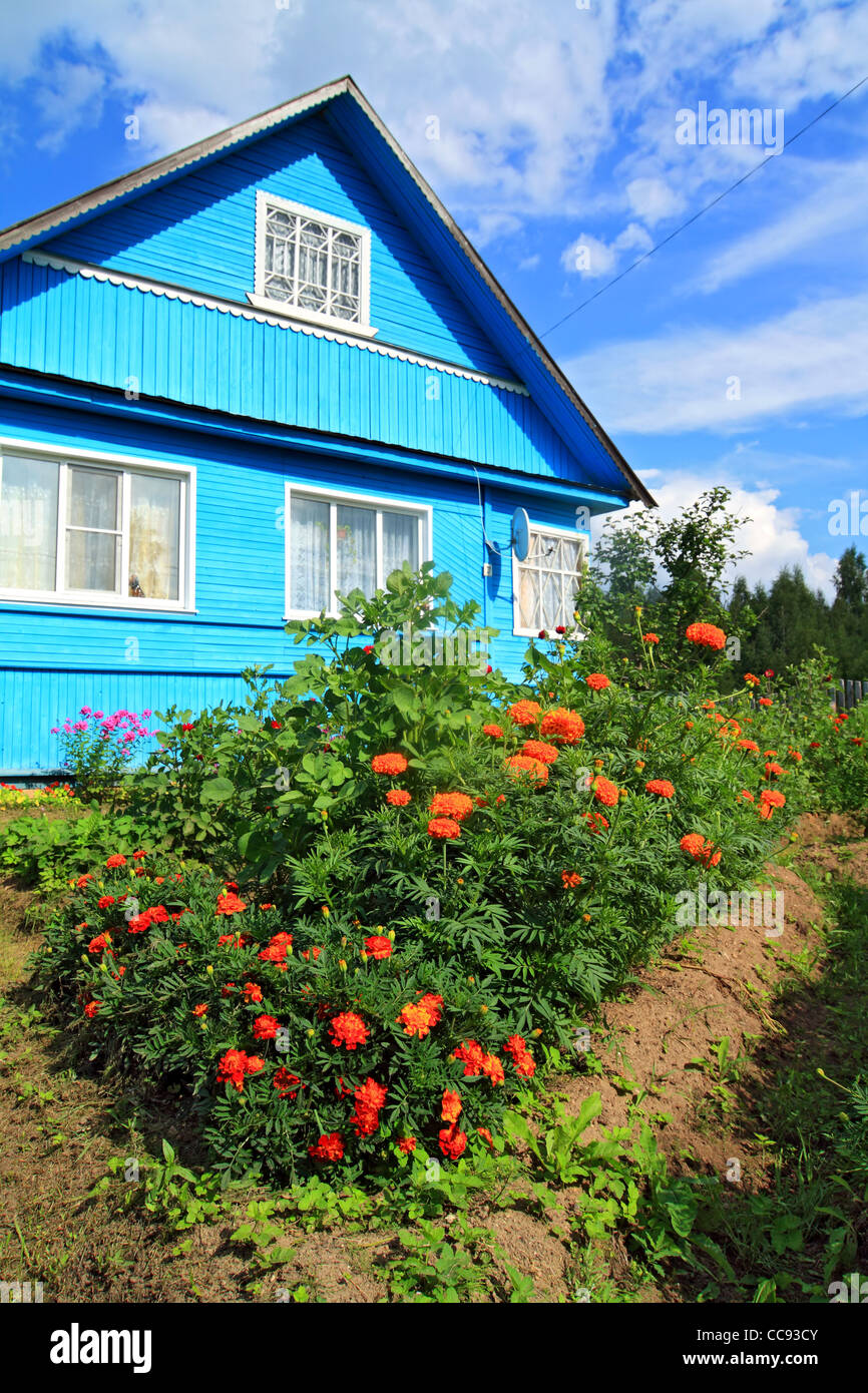 Blu casa rurale su sfondo celeste Foto Stock