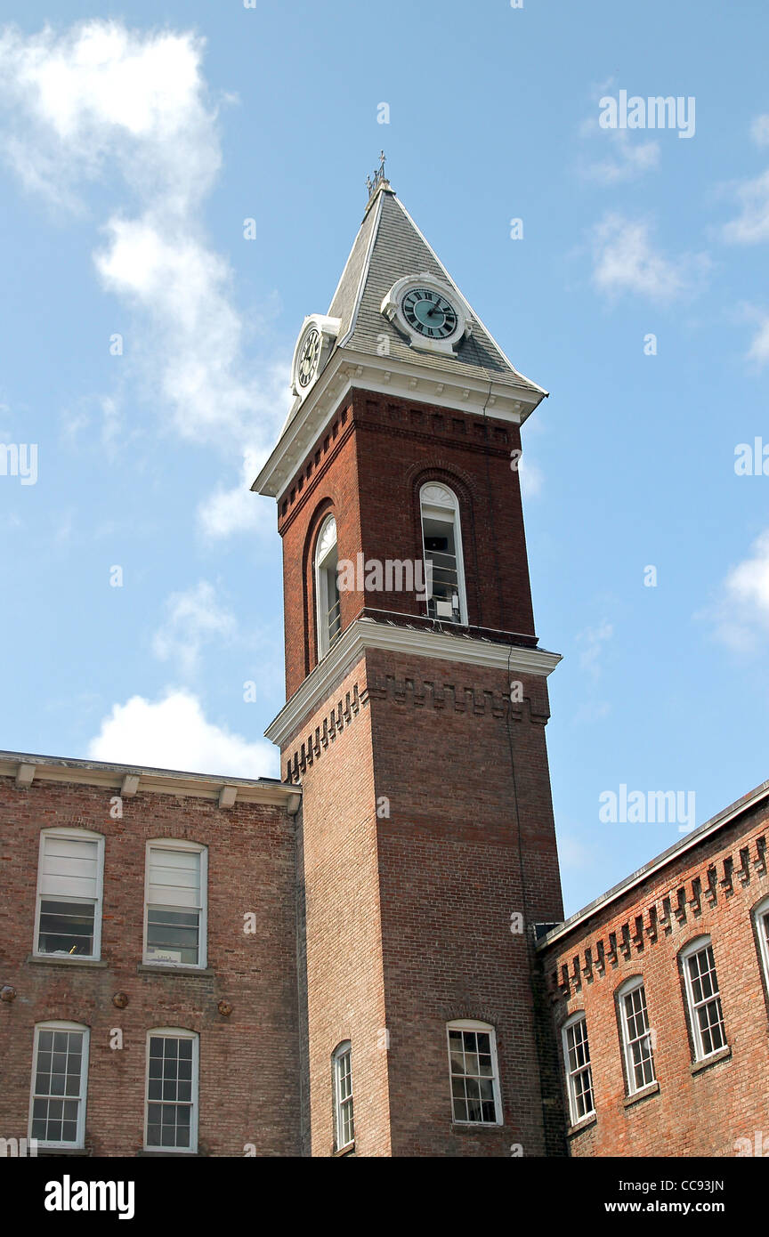 Torre in una ex fabbrica che ora è parte del complesso che ospita il Massachusetts Museo di Arte Contemporanea, il Mass MoCA Foto Stock