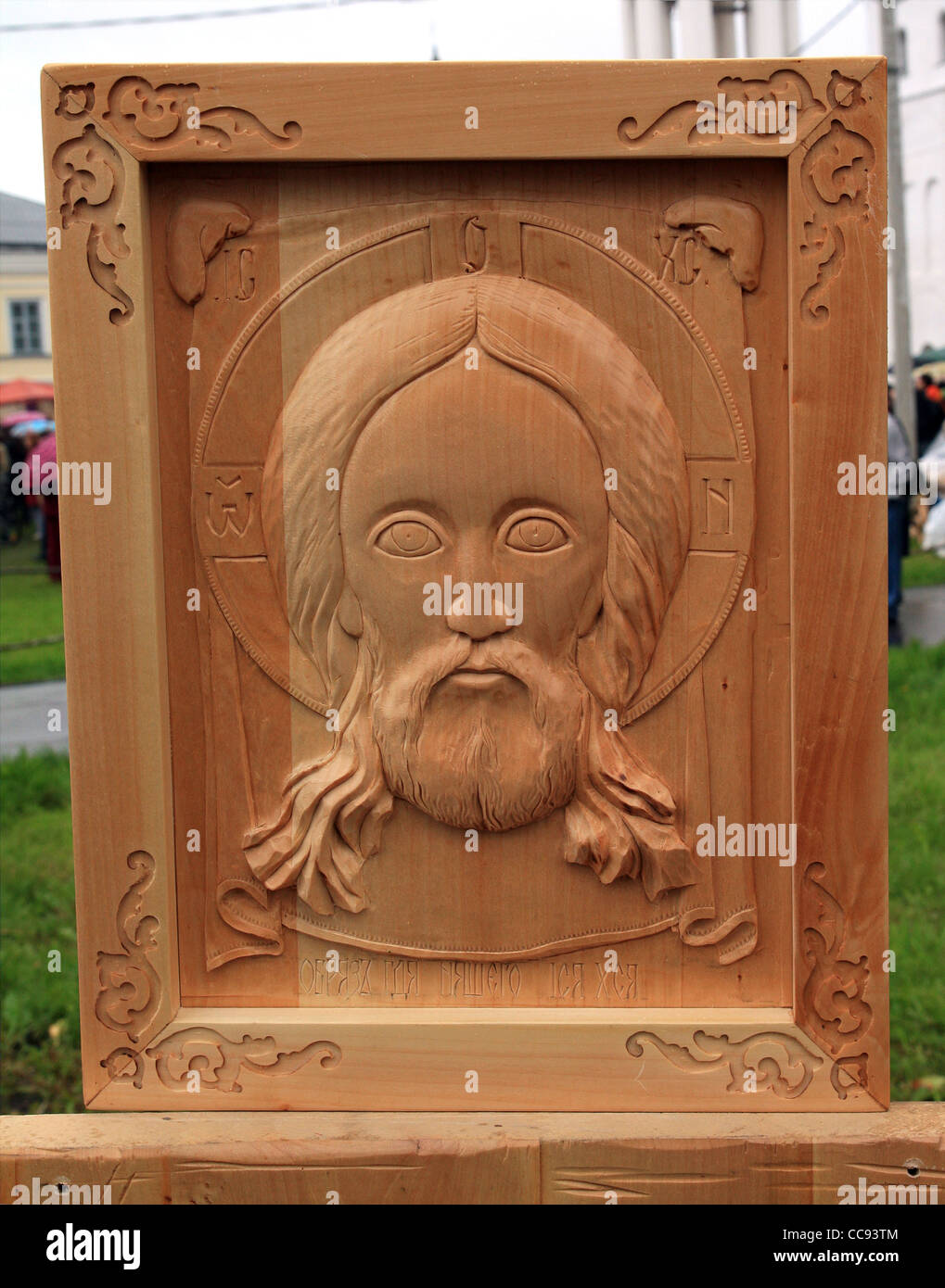 Icona di legno sulla strada mostra Foto Stock