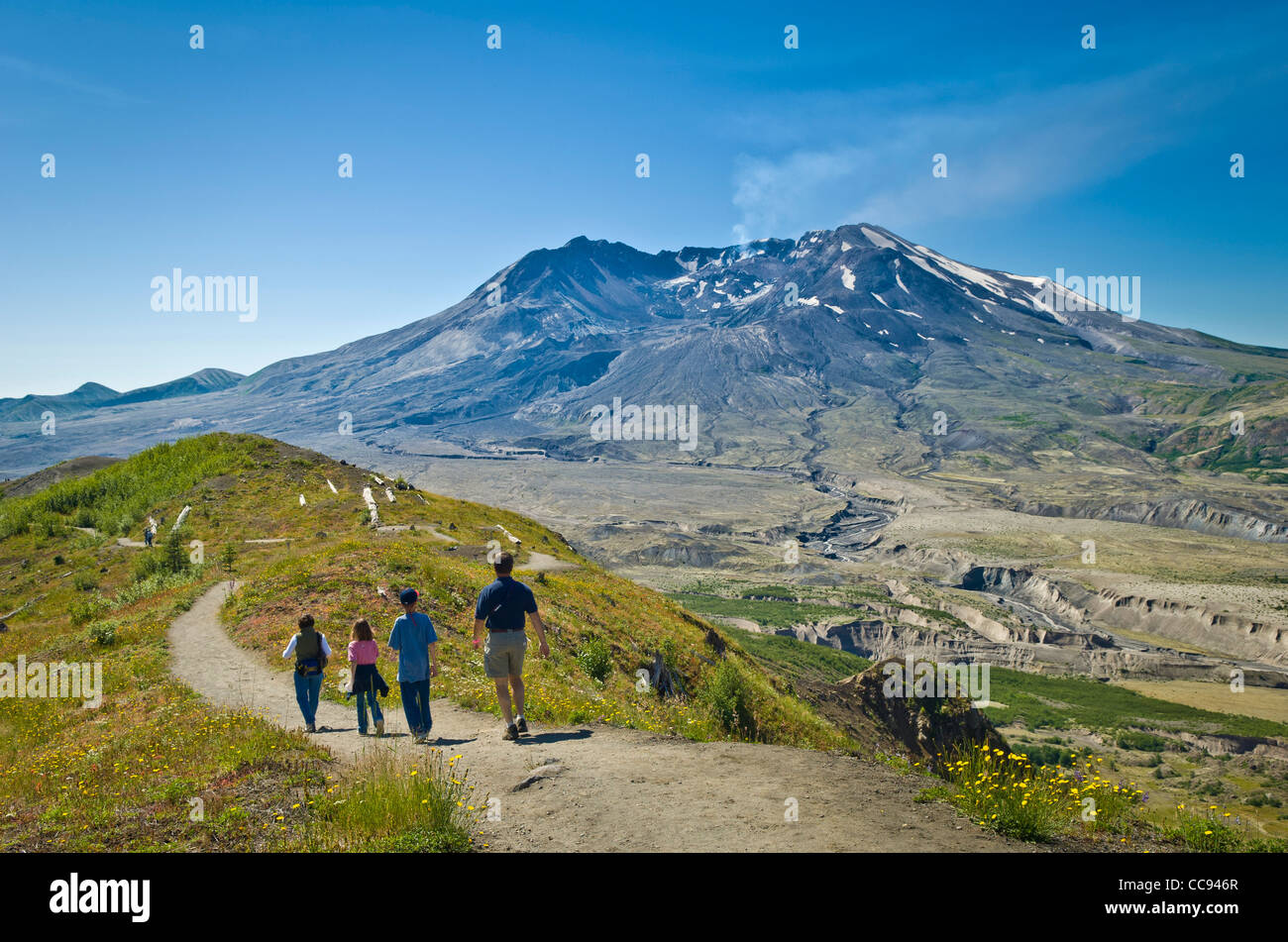 Famiglia escursioni sul sentiero di confine #1 a Johnston Ridge; Mount Saint Helens National Volcanic Monument, Washington. Foto Stock