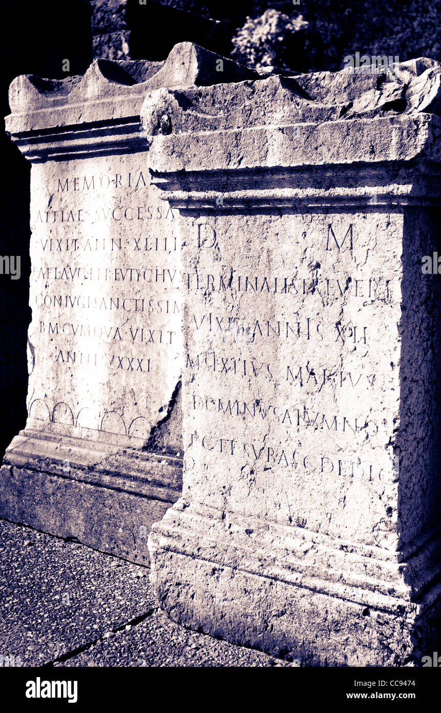 Incisi pilastri presso il teatro romano sulla collina di Fourvière, Lione, Francia (Patrimonio Mondiale dell'UNESCO) Foto Stock