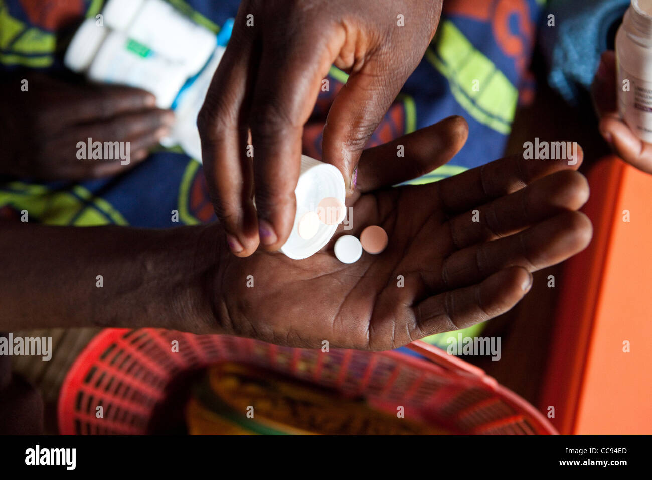 Una vittima di AIDS detiene il salva-vita anti-farmaco retrovirale in Zambia, Sud Africa Foto Stock