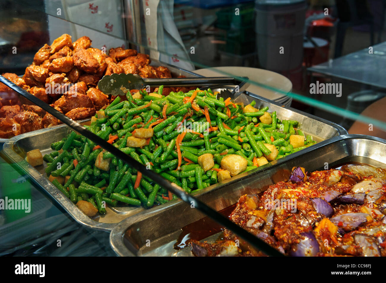 Il cibo cotto in vendita presso venditori ambulanti centro, Marine Parade, Singapore. Foto Stock