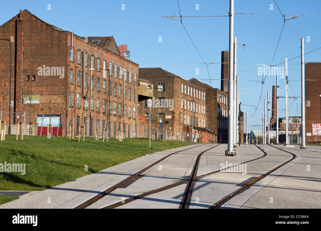 Nuovo Metrolink East Manchester Linea line di Ashton passa vecchi mulini di cotone (Chapeltown St ), area Ancoats , Manchester, Regno Unito Foto Stock