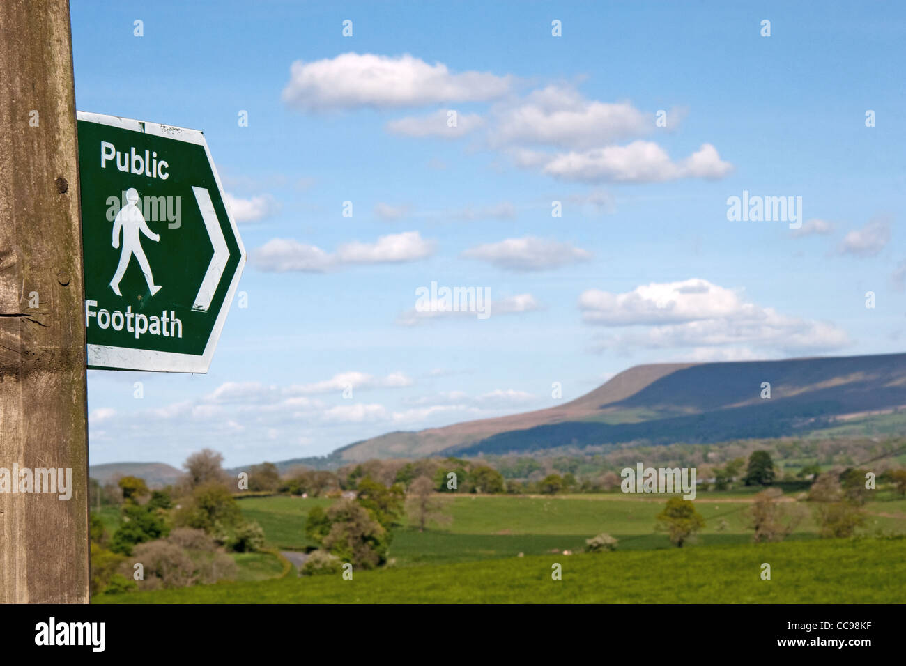 Sentiero pubblico segno con Pendle Hill in distanza. Vicino a Stonyhurst, Ribble Valley, foresta di Bowland, Lancashire, Inghilterra, Regno Unito Foto Stock