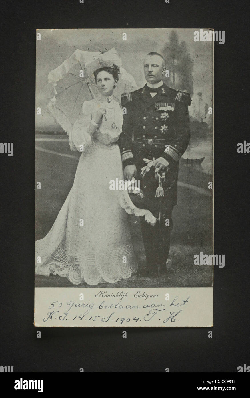 Dutch giovane regina Wilhelmina di Orangeantique e suo marito Tedesco Hendrik von Meckelenburg nel 1904 in un studio Foto Stock