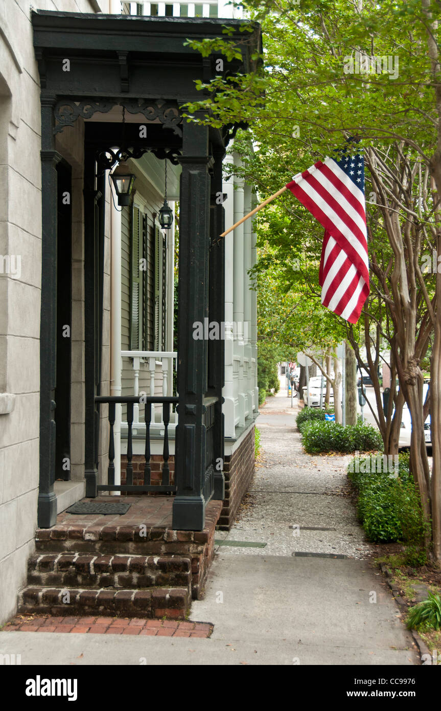 Strada tranquilla a Savannah il quartiere storico di Georgia USA Foto Stock
