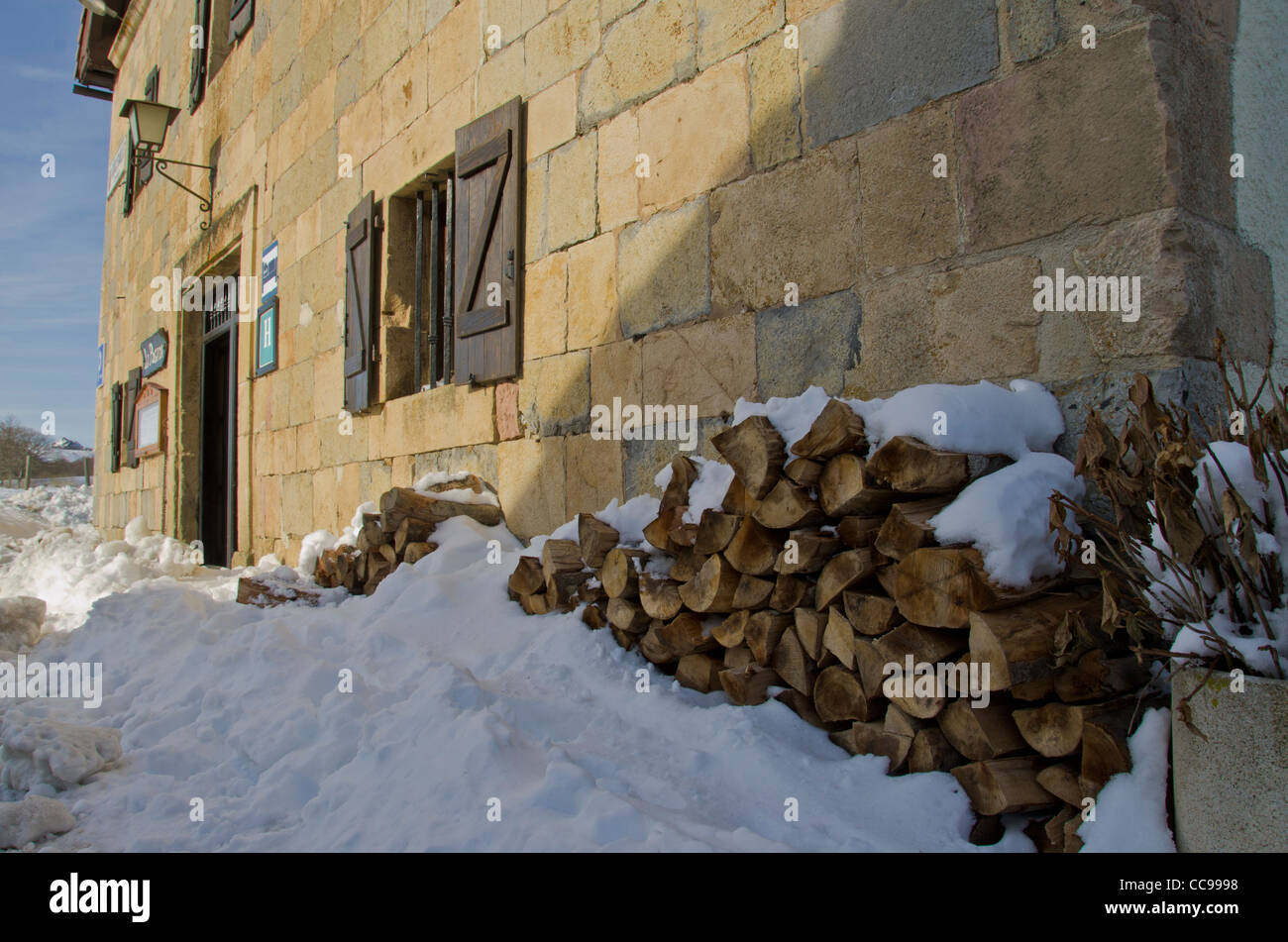 Snow area coperta di Orreaga-Roncesvalles in inverno, in Navarra. Spagna. Europa Foto Stock