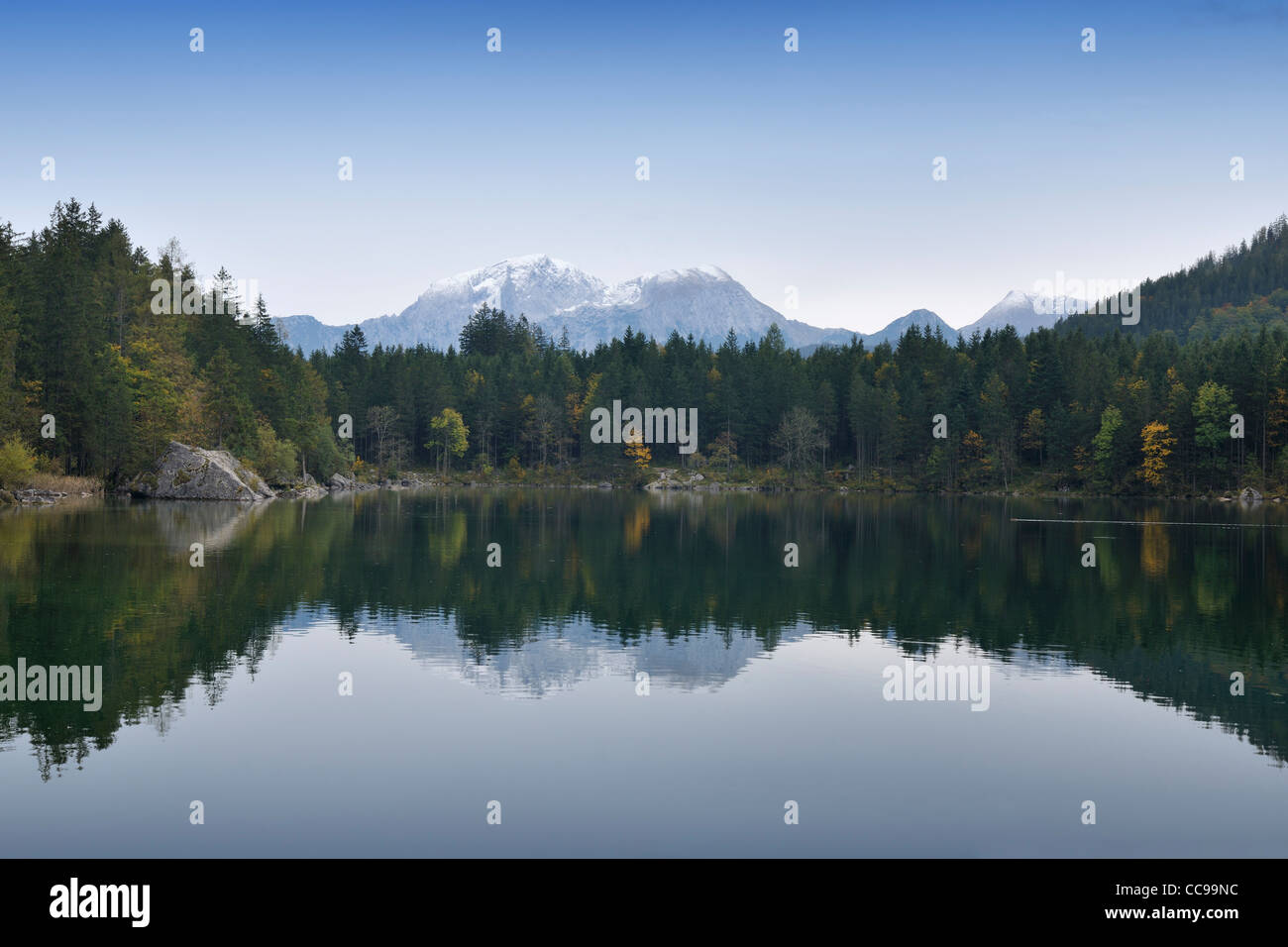 Il lago di Hintersee, Parco Nazionale di Berchtesgaden, Baviera, Germania Foto Stock