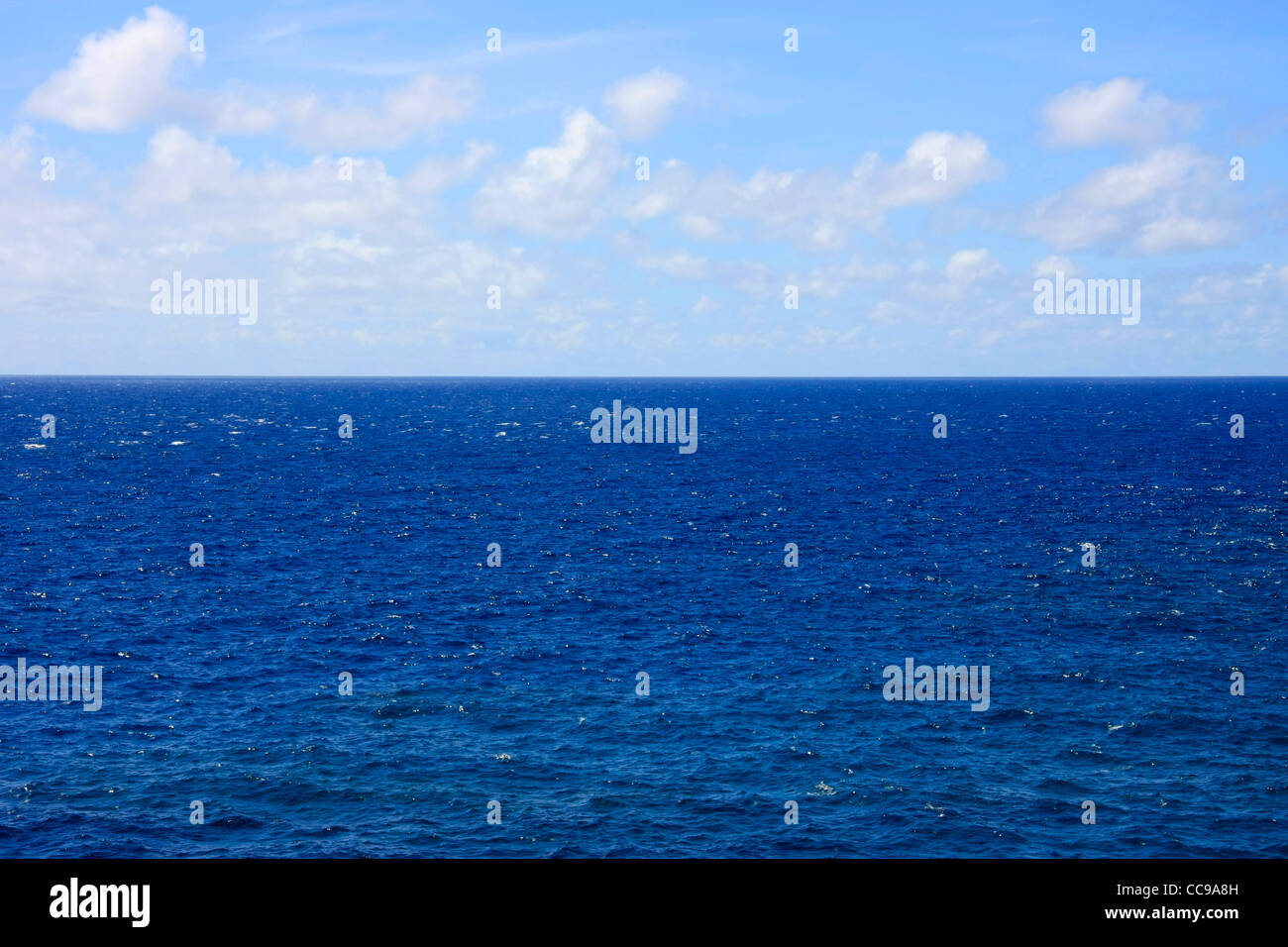 Mare blu profondo con cielo molto nuvoloso Foto Stock