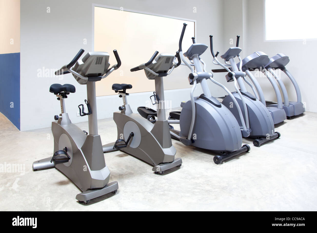 Ellittica cross trainer, cyclette e tapis roulant in palestra Foto stock -  Alamy