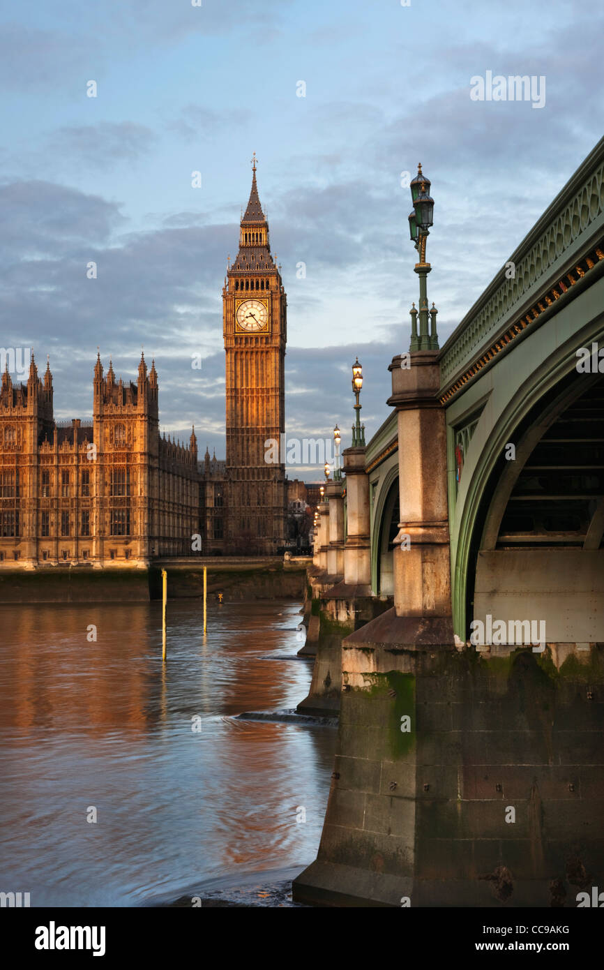 Il Big Ben, le Houses of Parliament e Westminster Bridge,all'alba, con Westminster Bridge in primo piano Foto Stock