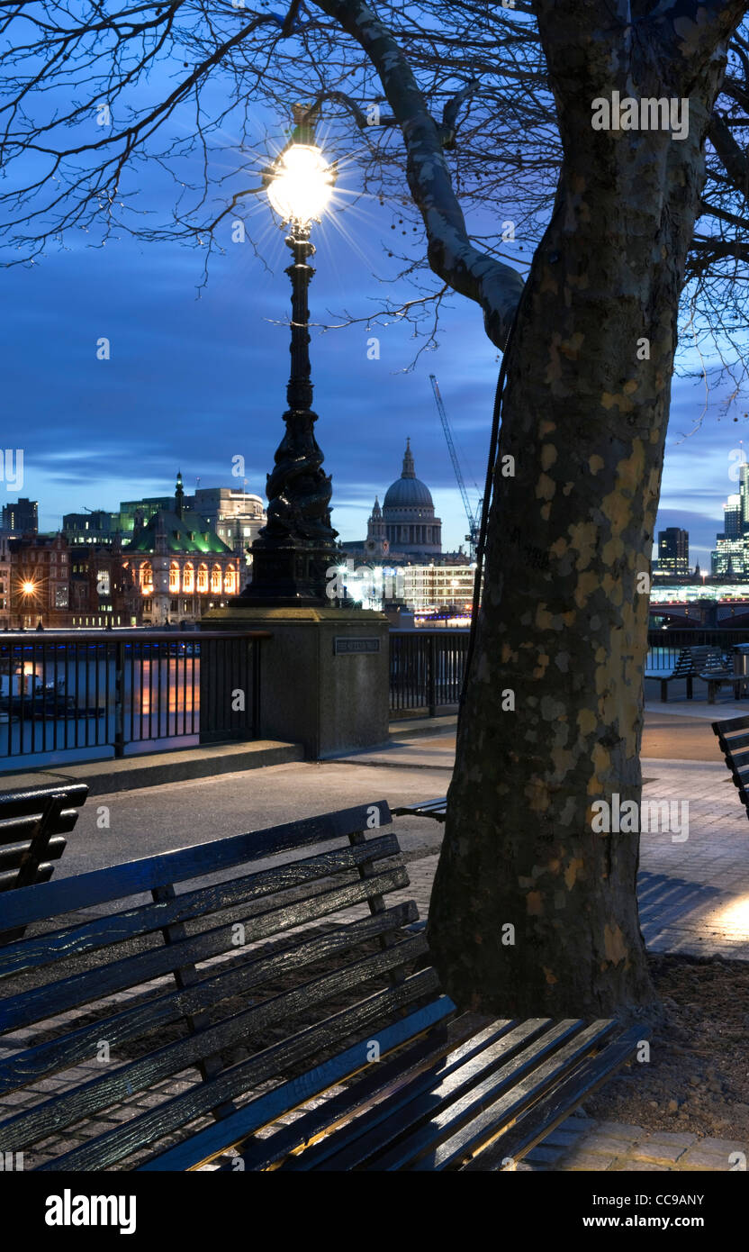 Queen's Walk, South Bank di Londra se 1 con lo skyline della città tra cui la cattedrale di St Paul Foto Stock