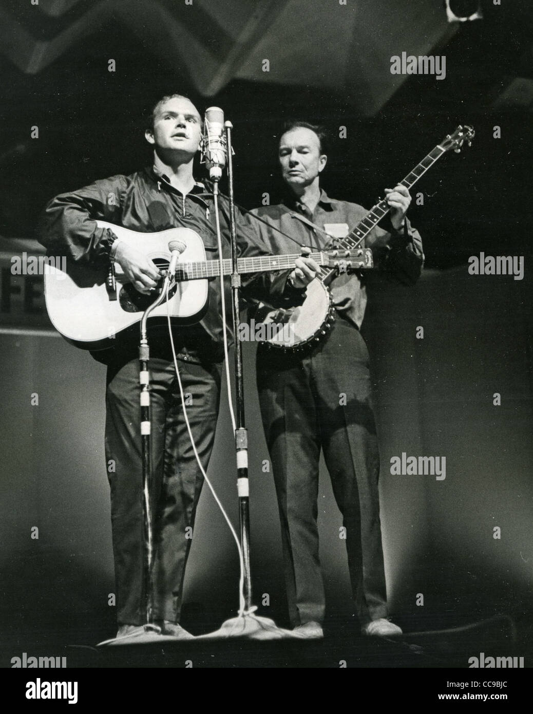 TOM PAXTON US cantante folk a sinistra con Peter Seeger circa 1968 Foto Stock