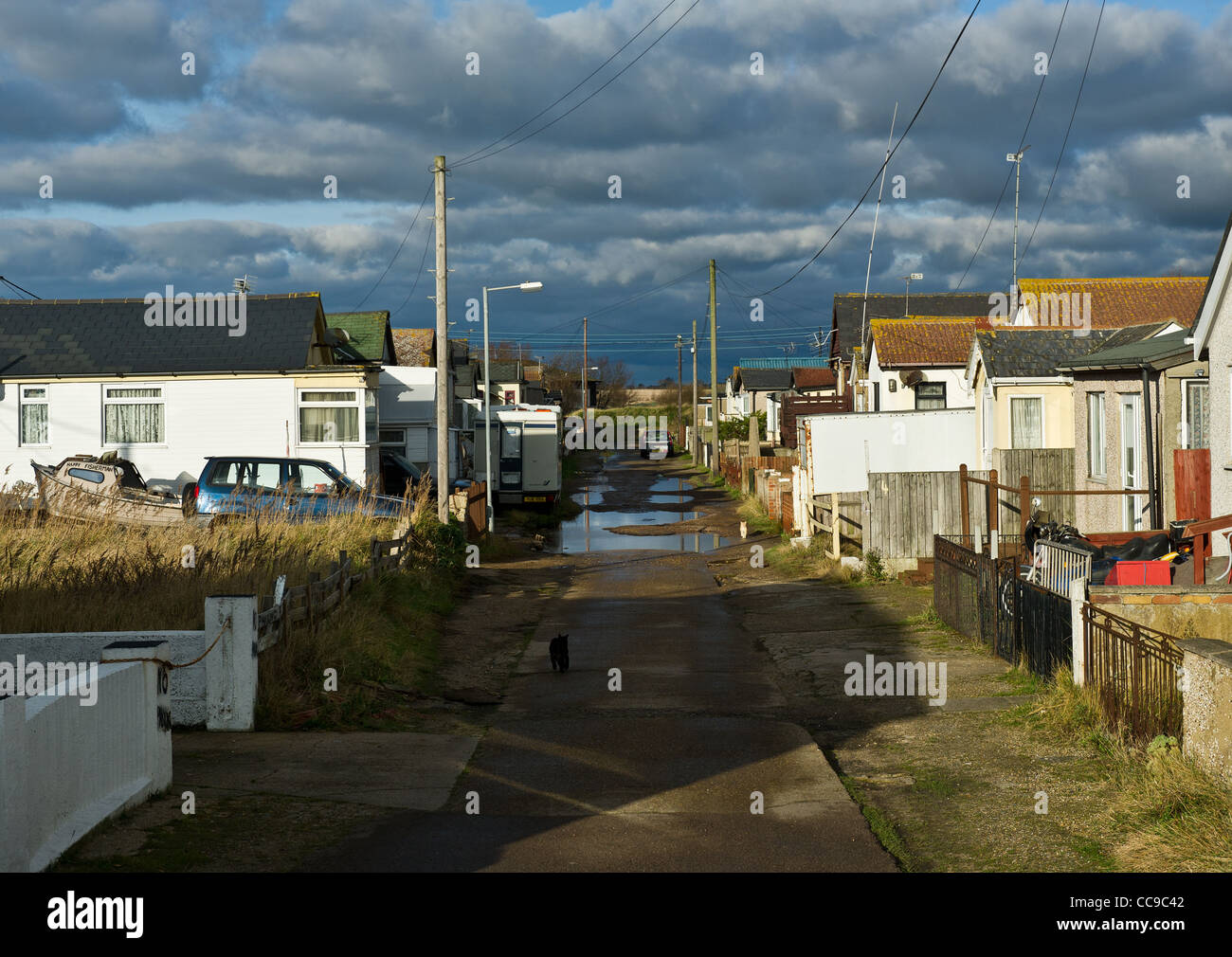 Una strada di case malandate a Jaywick, nell'Essex, nel Regno Unito. Foto Stock
