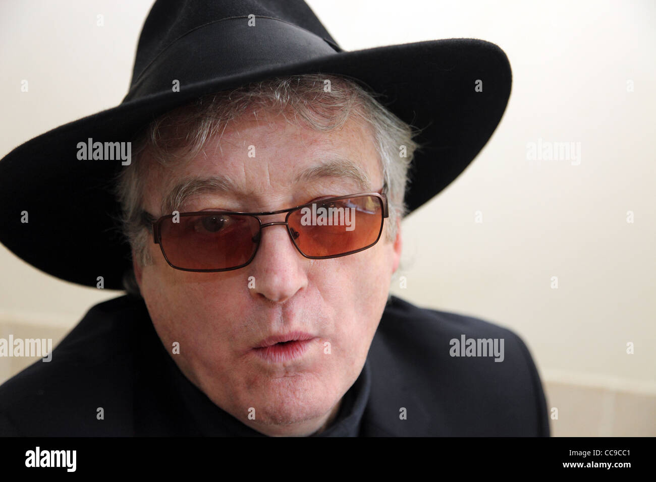 Senior Citizen in black hat e occhiali da sole Foto Stock