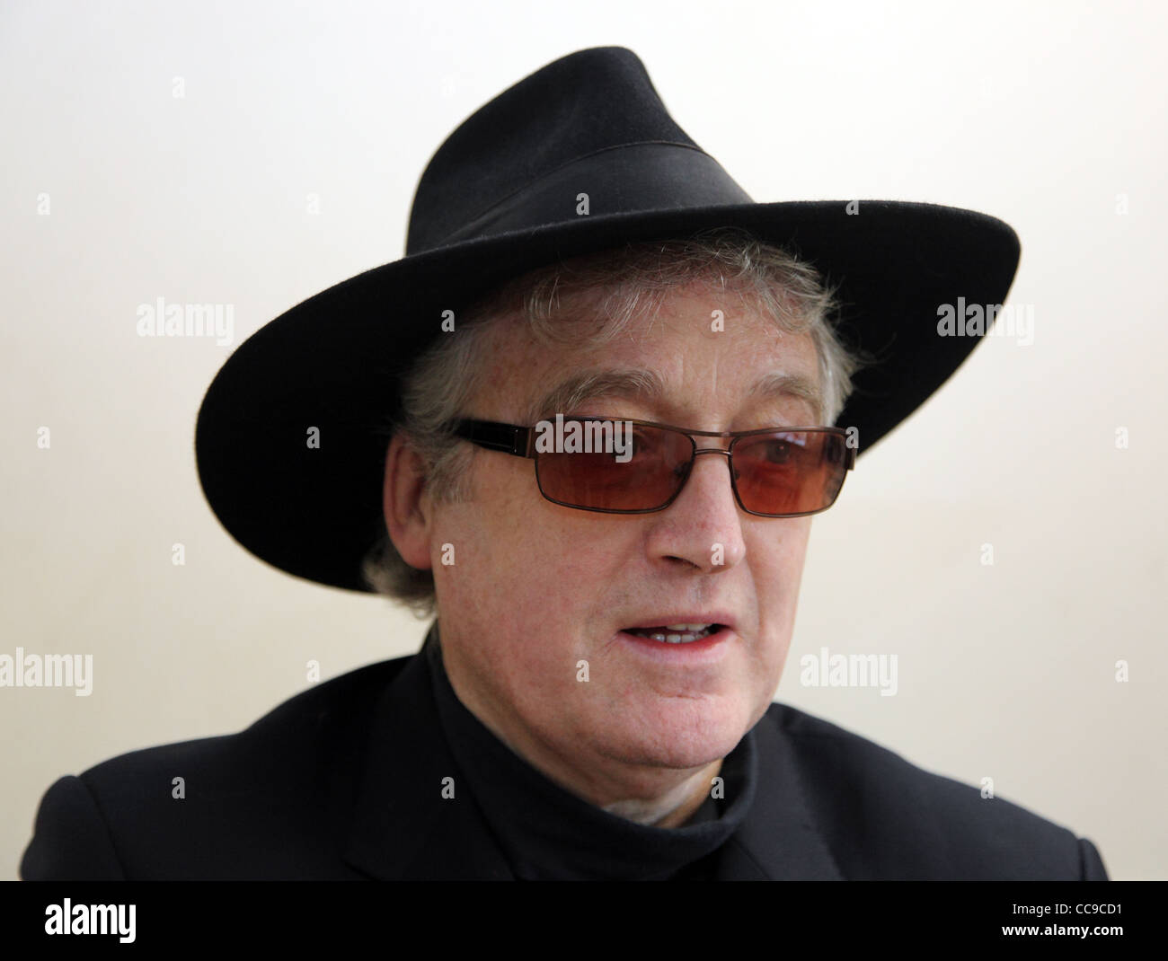 Voce maschile senior citizen in black hat Foto Stock