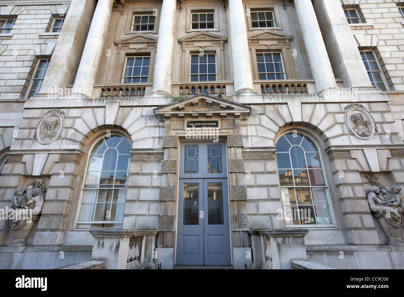 L Inland revenue porta all'interno di Somerset House Londra Inghilterra Regno Unito Regno Unito Foto Stock