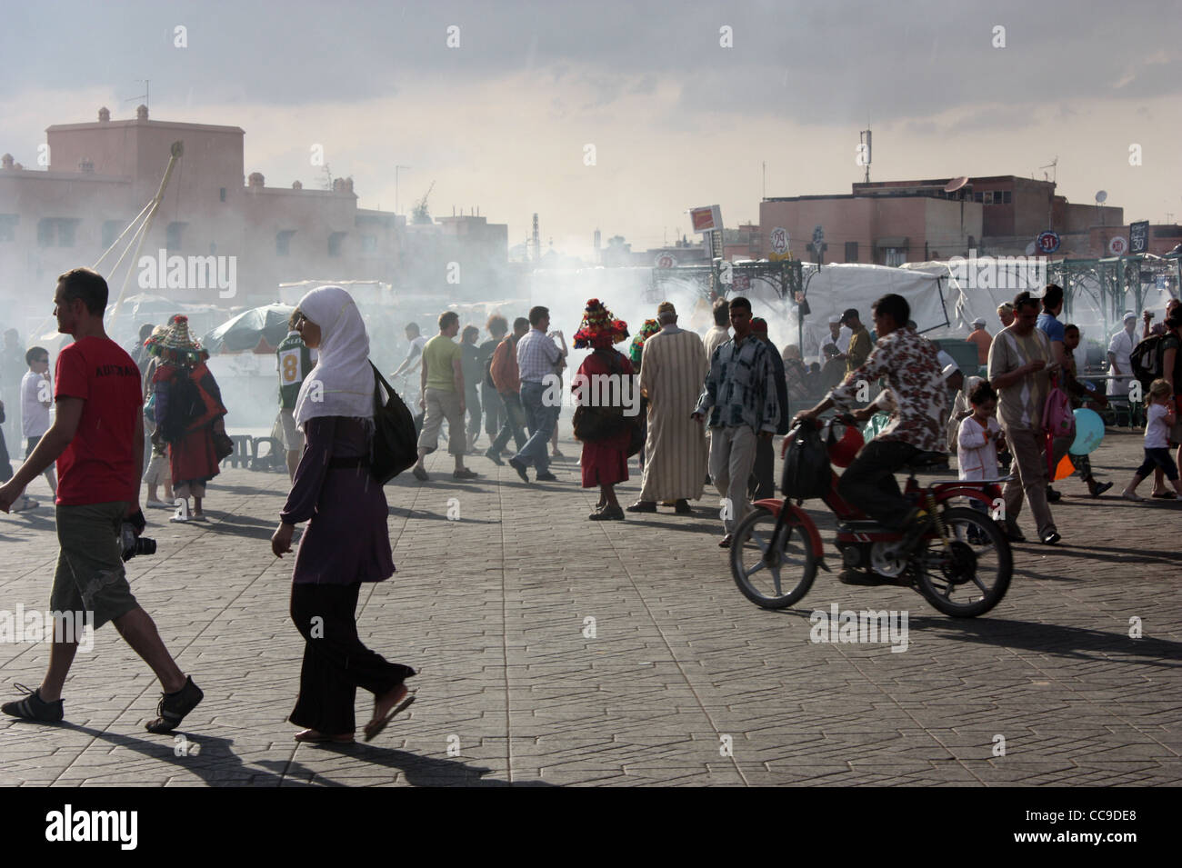 Piazza Jemaa el Fna e luogo di mercato della Medina di Marrakech, Marocco. Foto Stock