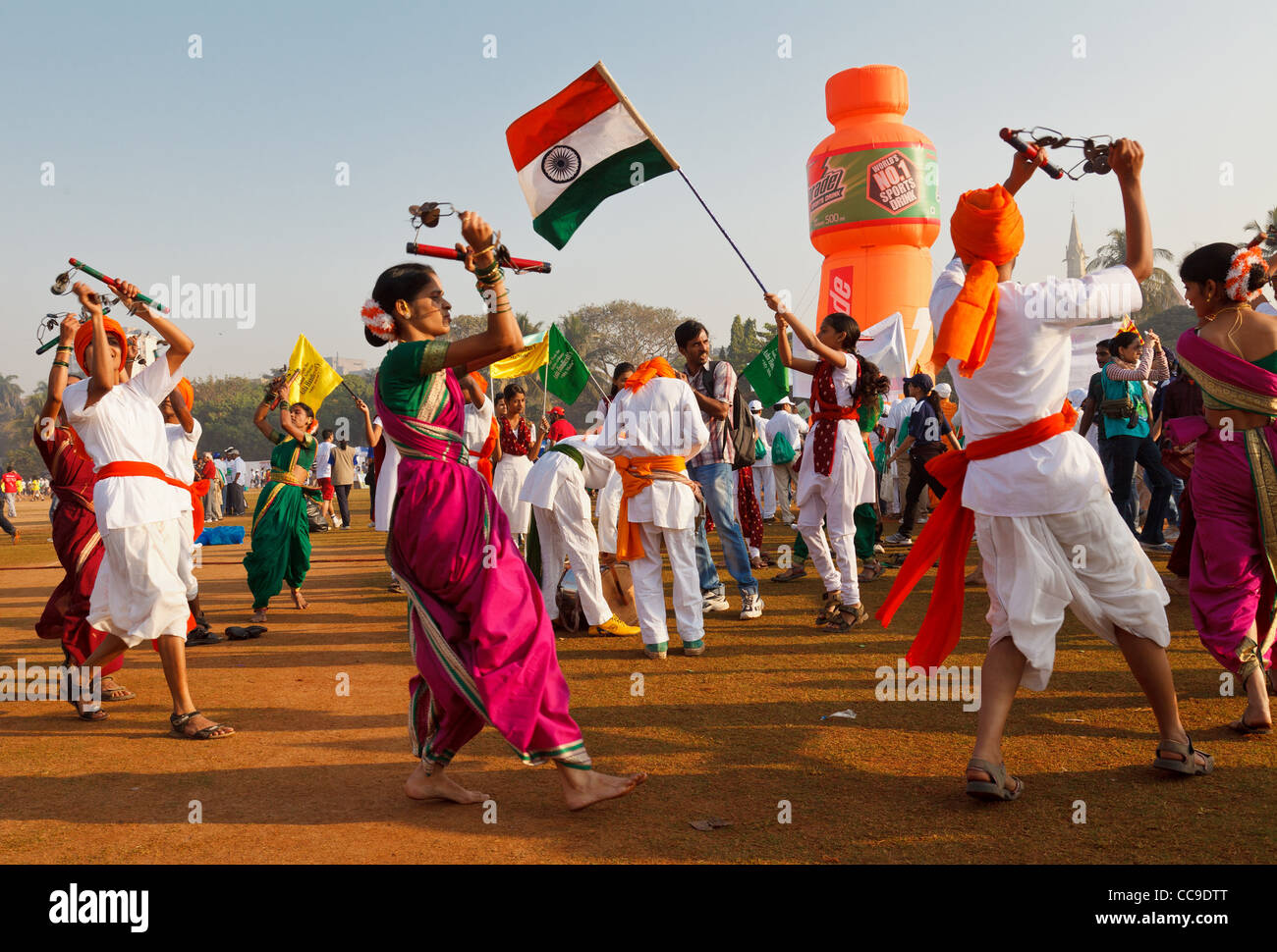 Una tradizionale danza indiana prestazioni a Mumbai Marathon 2012 Foto Stock