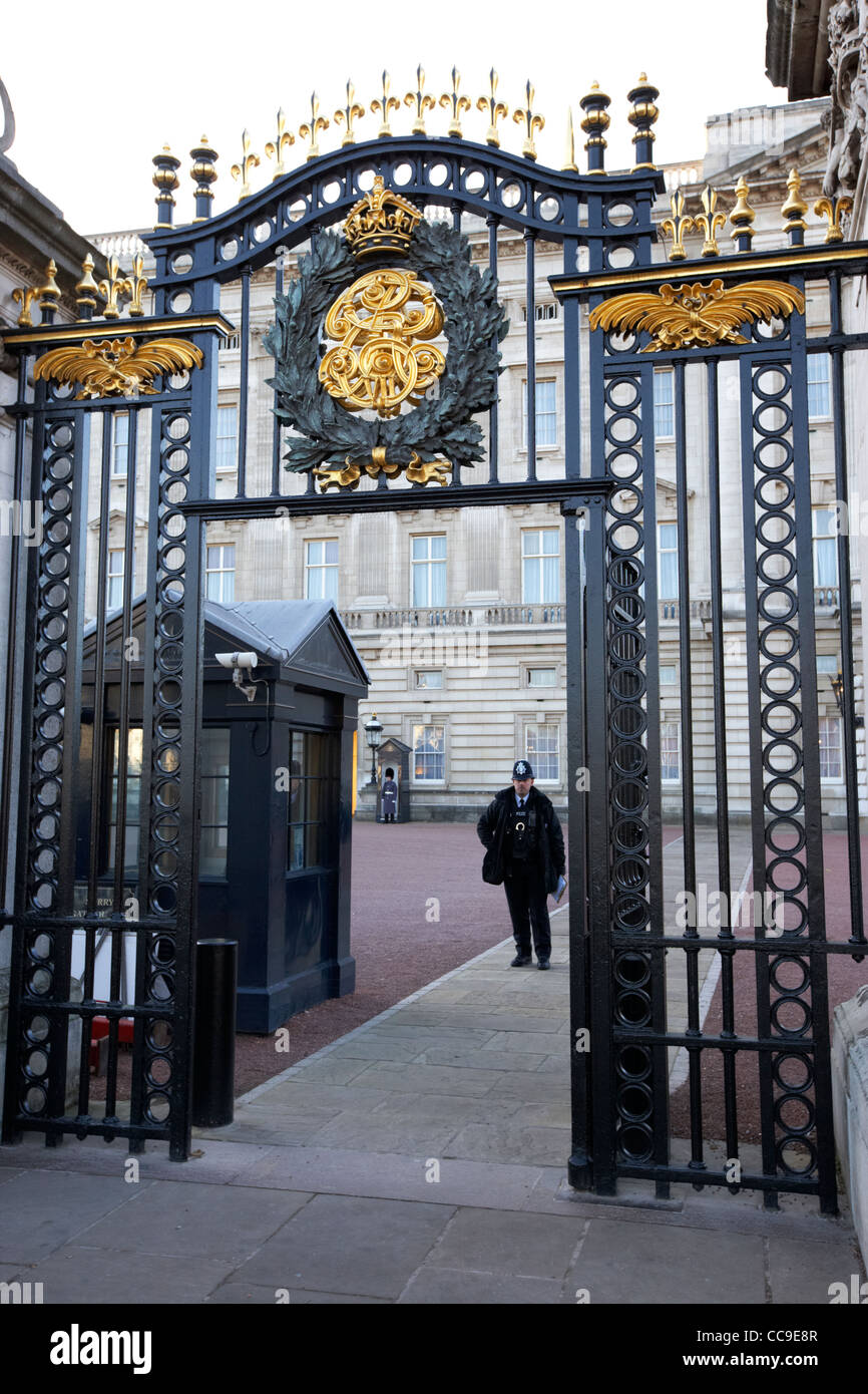 Aprire porte pedonali e polizia guardia a Buckingham palace Londra Inghilterra Regno Unito Regno Unito Foto Stock
