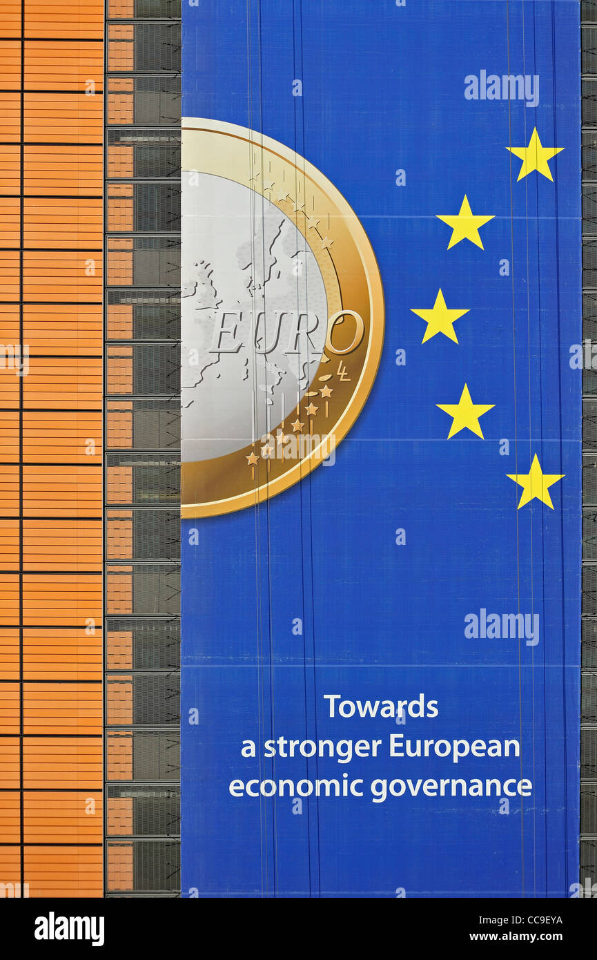 Banner sull'euro appesi da edificio della Commissione europea, organo esecutivo dell Unione Europea a Bruxelles, in Belgio Foto Stock