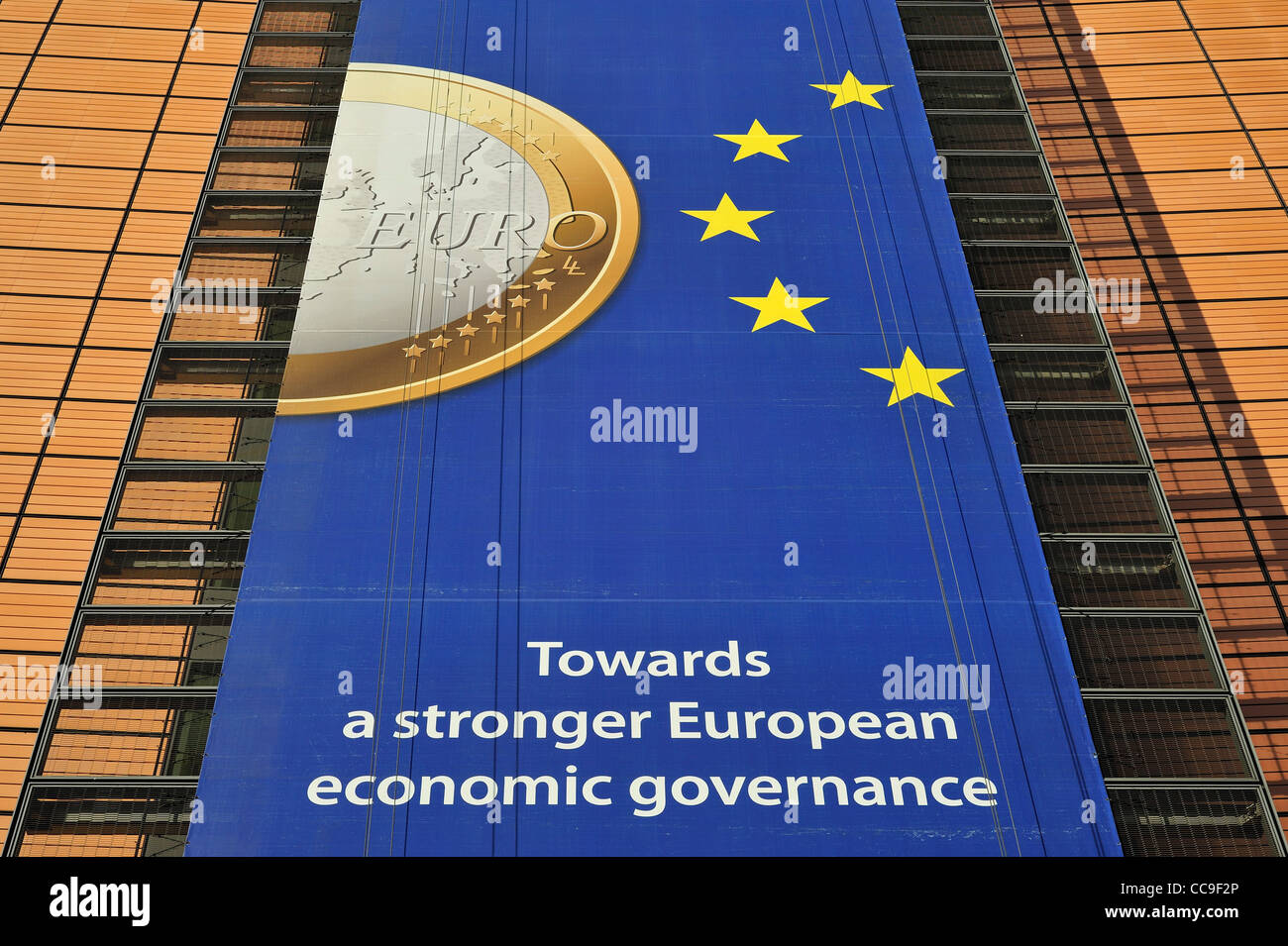 Banner circa euro sull'edificio Berlaymont della Commissione europea, organo esecutivo dell'Unione europea a Bruxelles, in Belgio Foto Stock