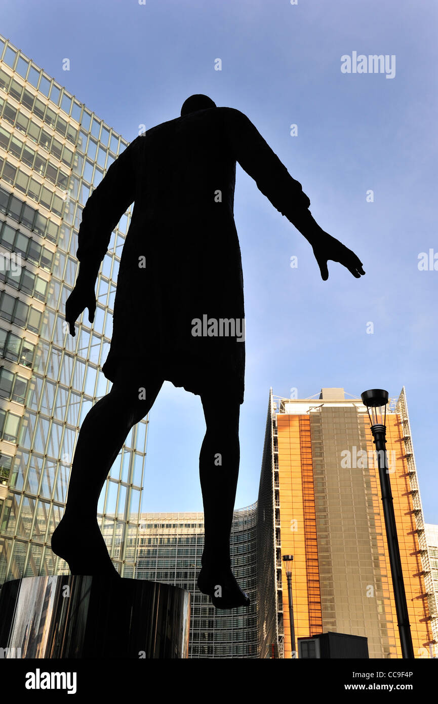 La scultura passi avanti nella parte anteriore della nuova sede del Consiglio dei ministri europei a Bruxelles, in Belgio Foto Stock