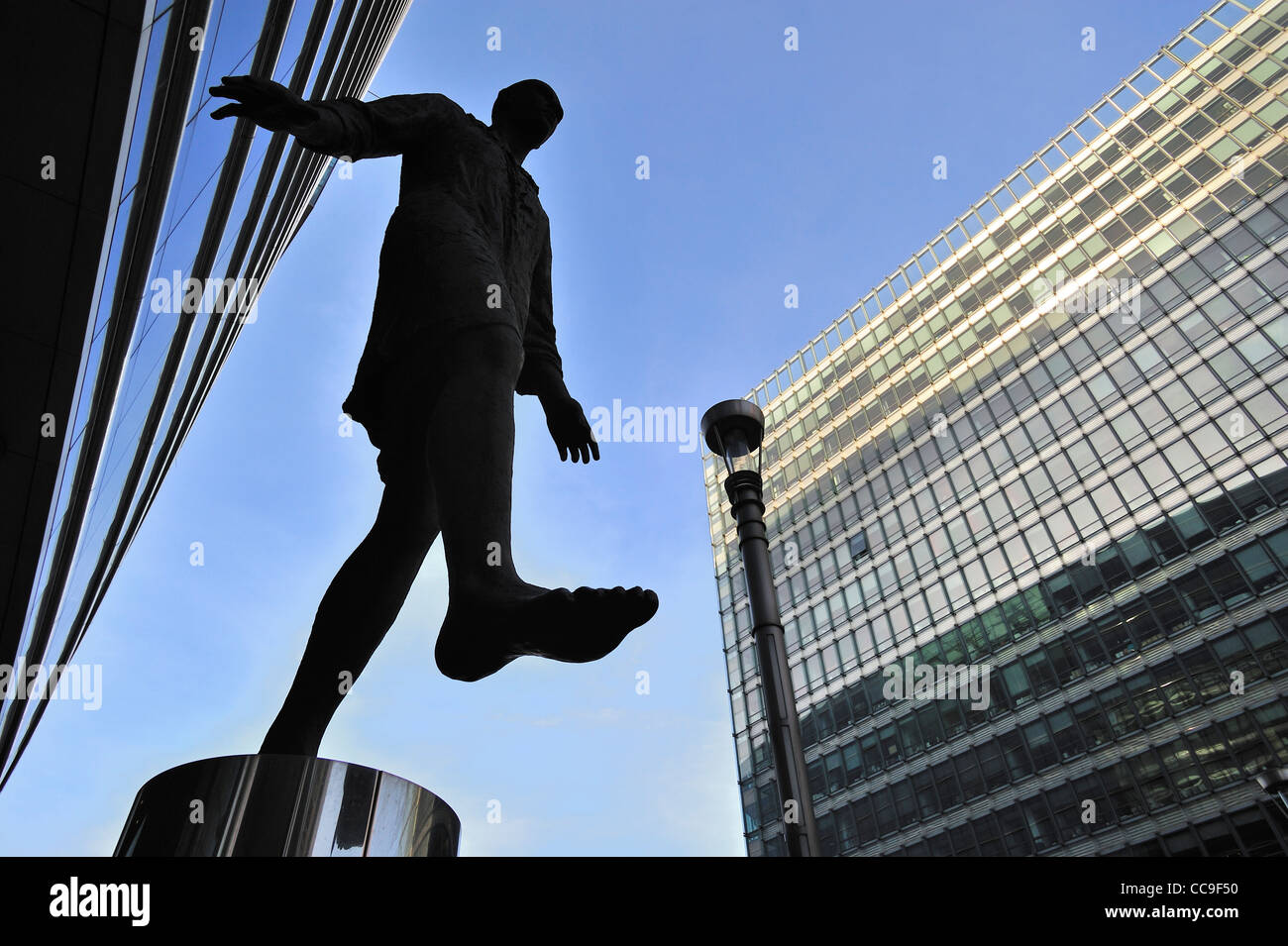 La scultura passi avanti nella parte anteriore della nuova sede del Consiglio dei ministri europei a Bruxelles, in Belgio Foto Stock