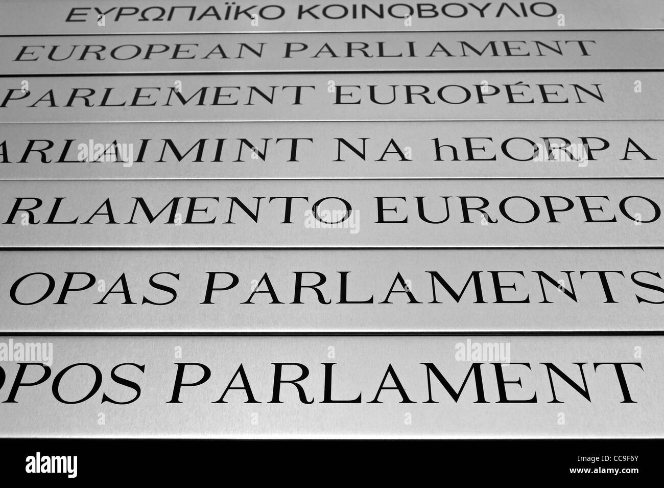 Le targhette del Parlamento europeo in diverse lingue in Europa nel quartiere Leopold / Quartier Léopold, Bruxelles, Belgio Foto Stock