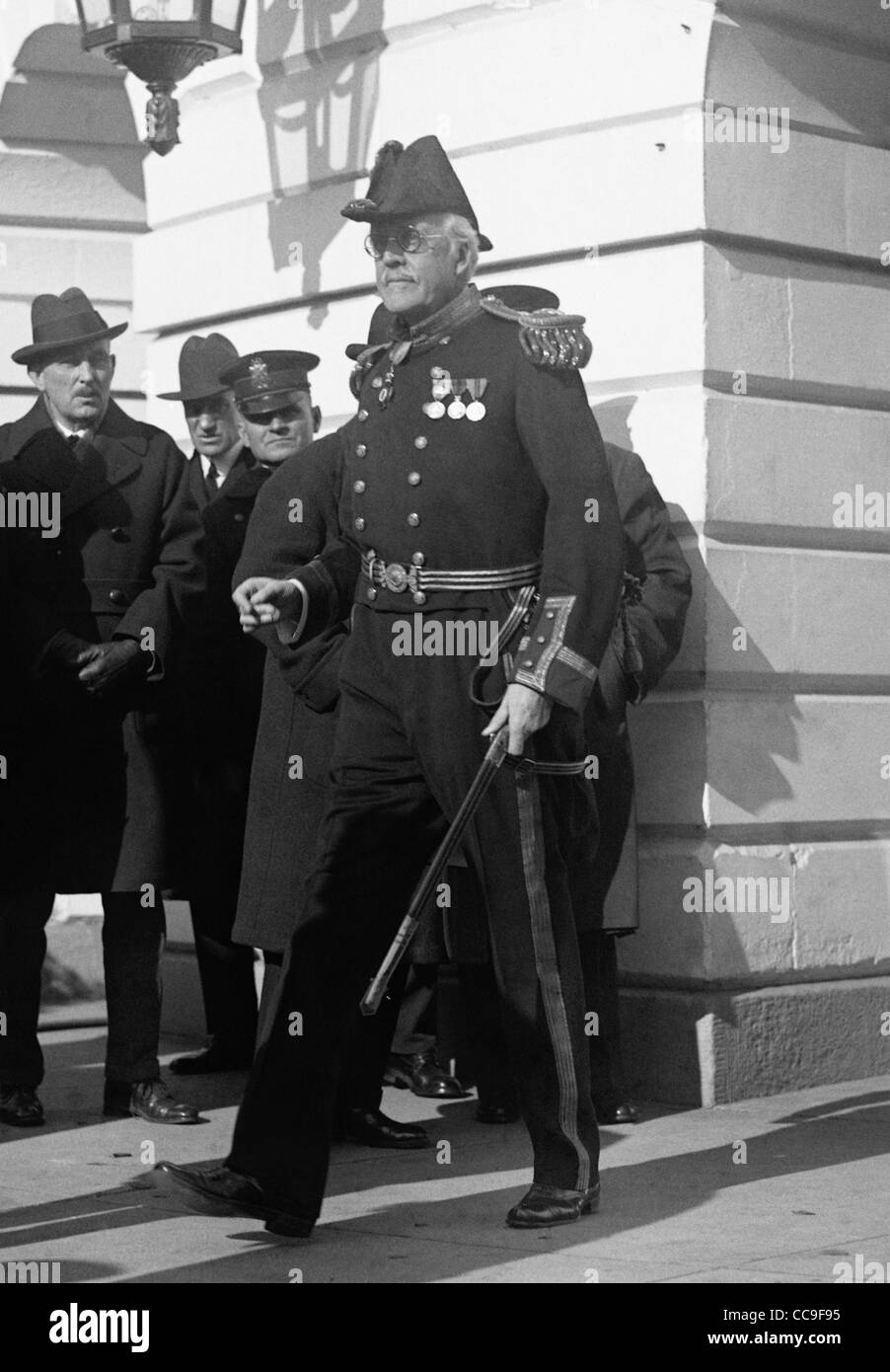 Vintage foto dell ex primo ministro britannico Arthur James Balfour (1° Conte di Balfour) al di fuori della casa bianca a Washington DC nel gennaio 1922. Foto Stock