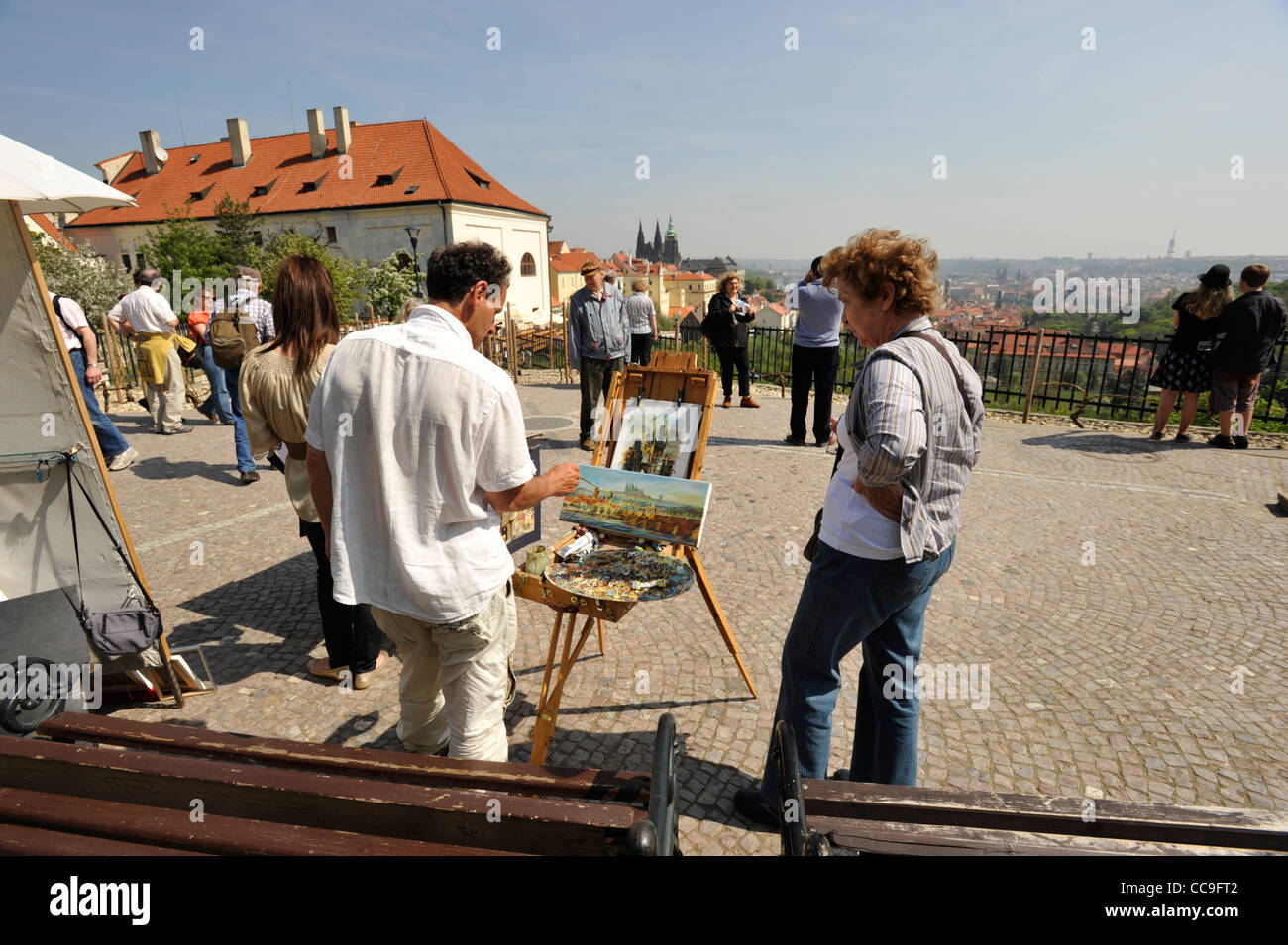 L'artista di strada turistica di pittura pittura al Castello di Praga Praga Repubblica Ceca Foto Stock