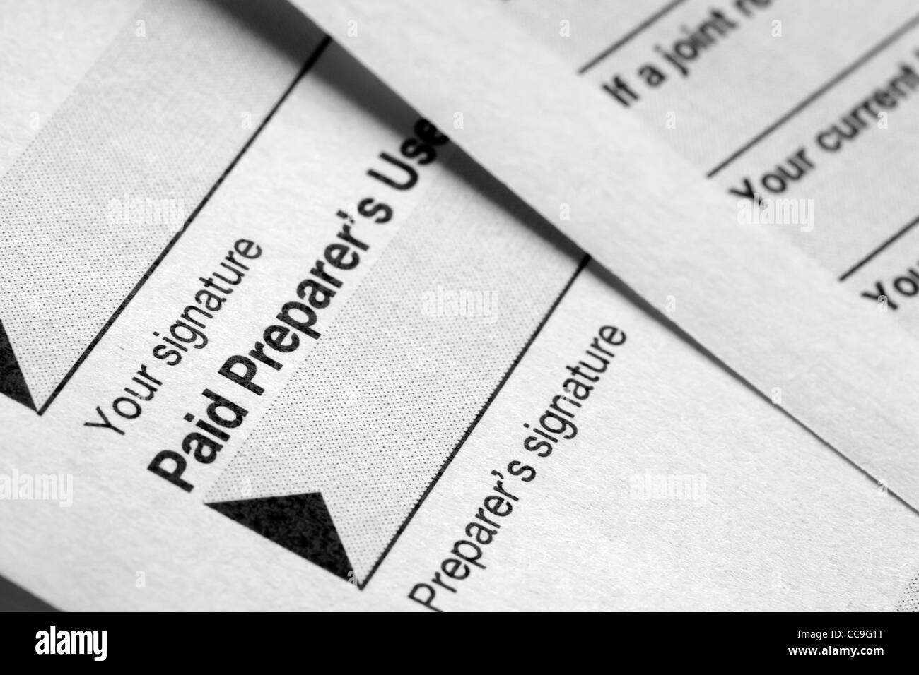 Firma sulla linea 1040 forma fiscale. Close-up. Foto Stock