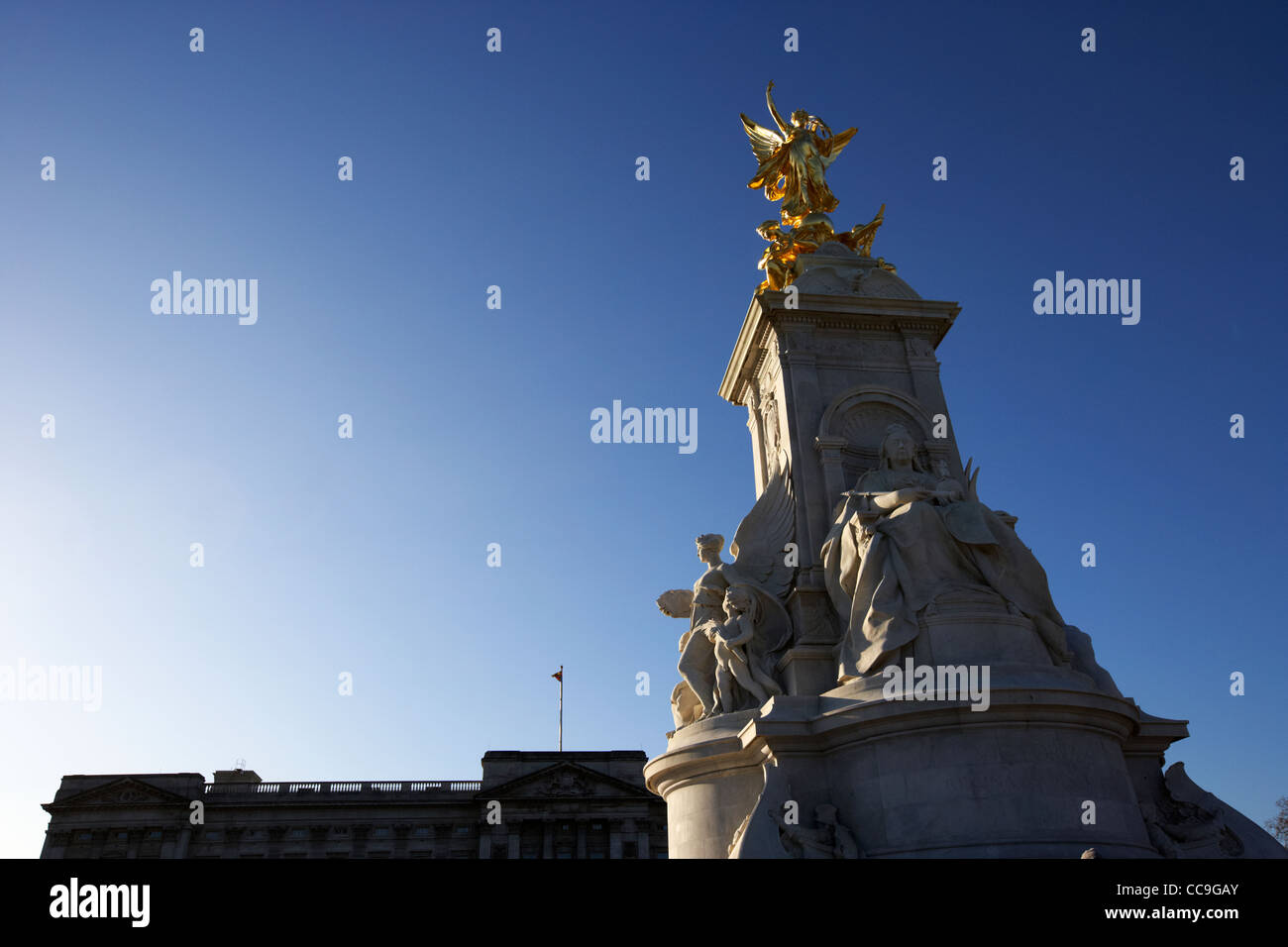Queen Victoria Memorial nel centro di Buckingham Fountain Constitution Hill nella parte anteriore del silhouette Buckingham Palace di Londra Foto Stock